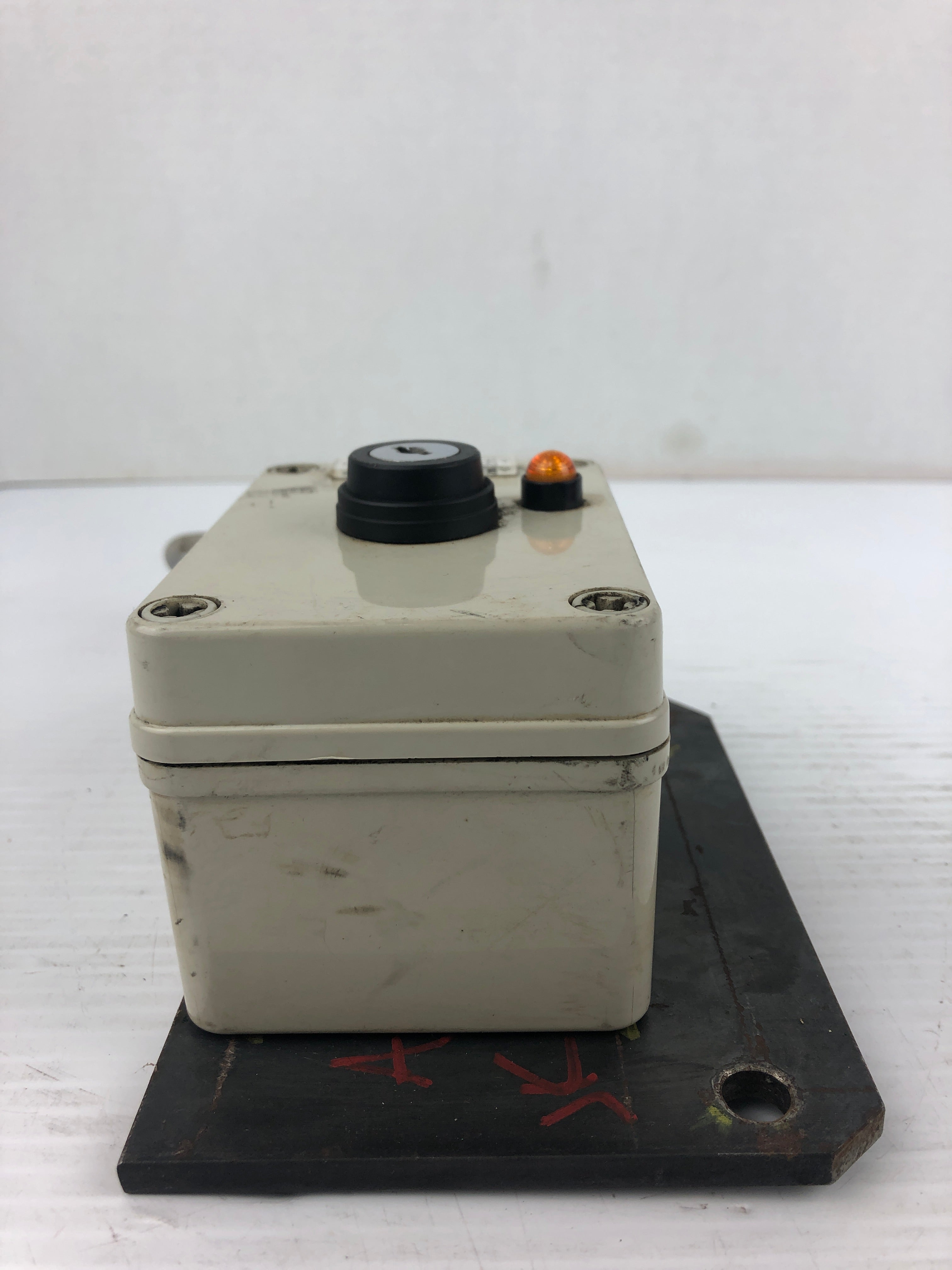 Idec HW-CB10 Control Box "Teach Key On/Off" with Keyed Switch - Missing Key