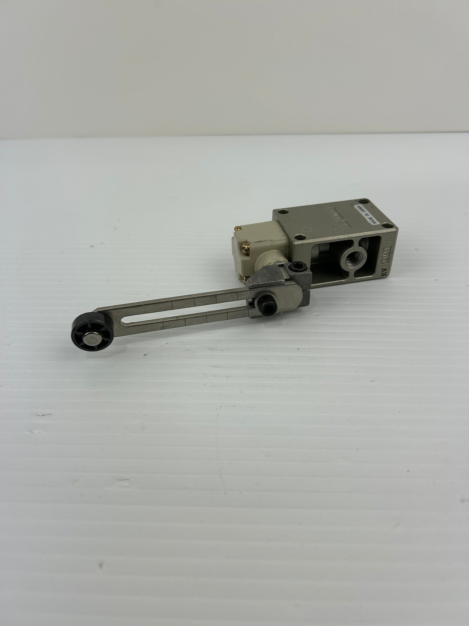 SMC VM8 Mechanical Pneumatic Valve with Roller Lever Control Arm Wheel