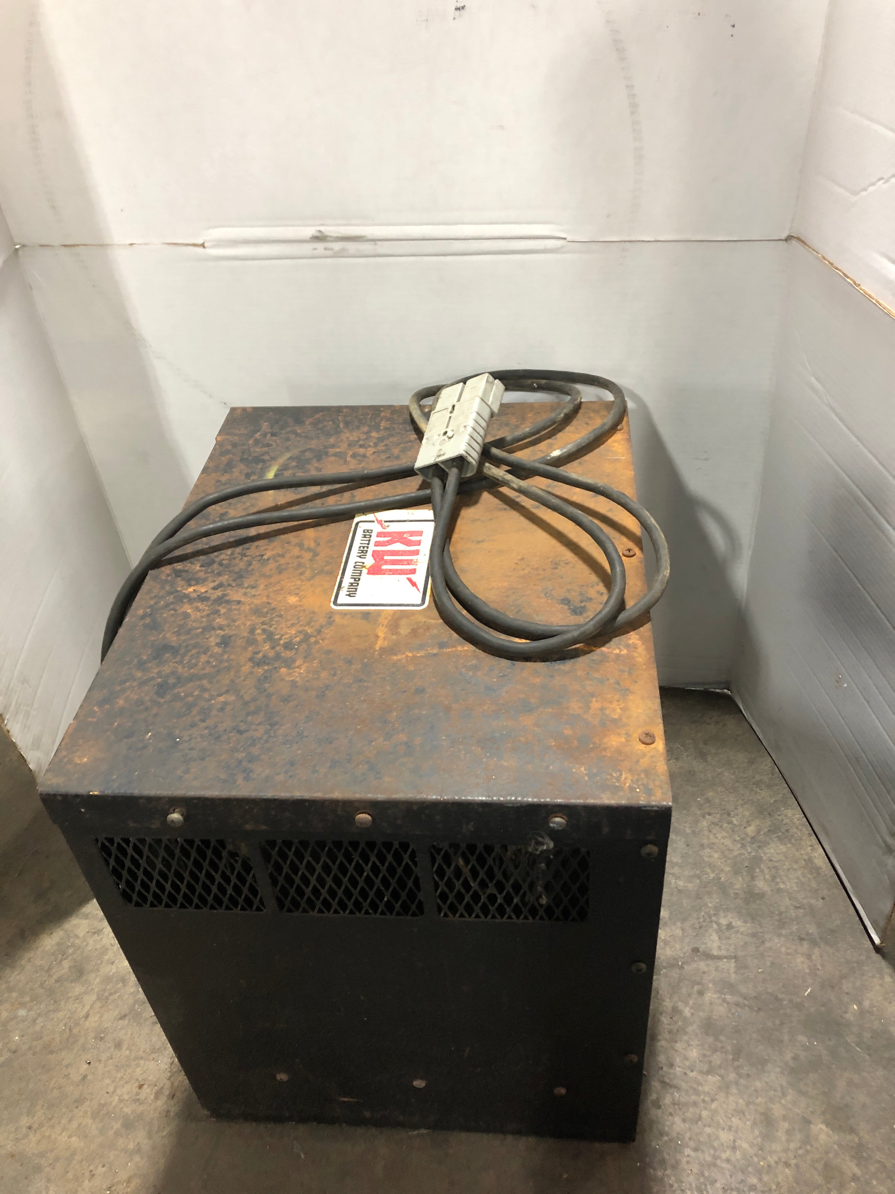 KW Battery Company 12-515F1B Battery Charger Type: LA 60Hz 1PH