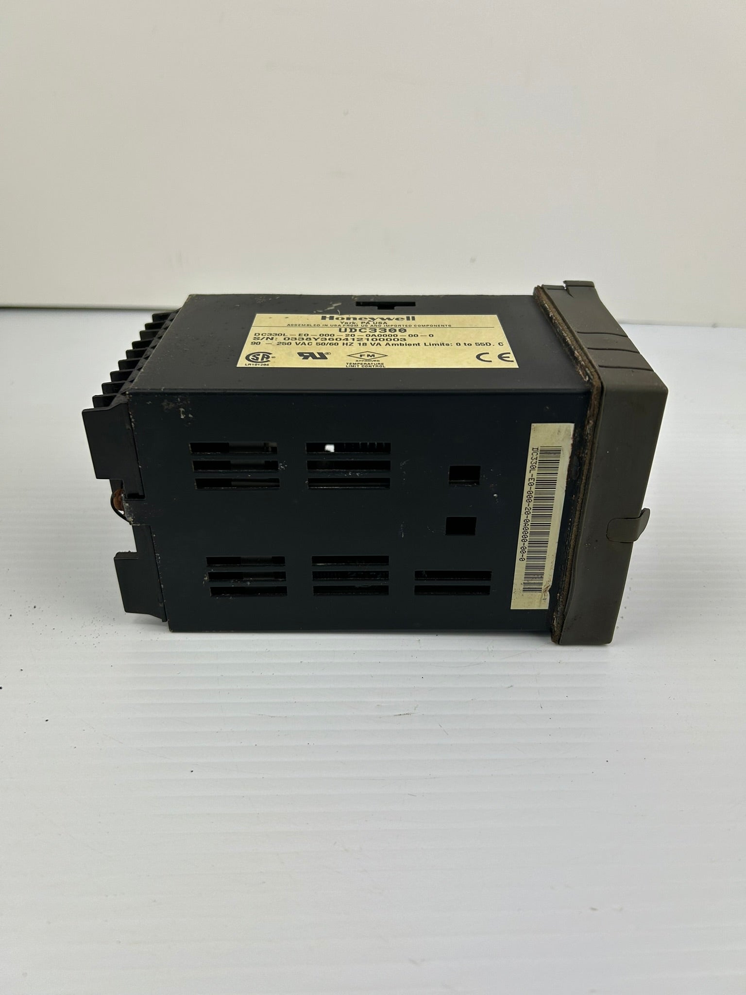 Honeywell DC330L-E0-000-20-0A0000-00-0 Temperature Controller UDC3300