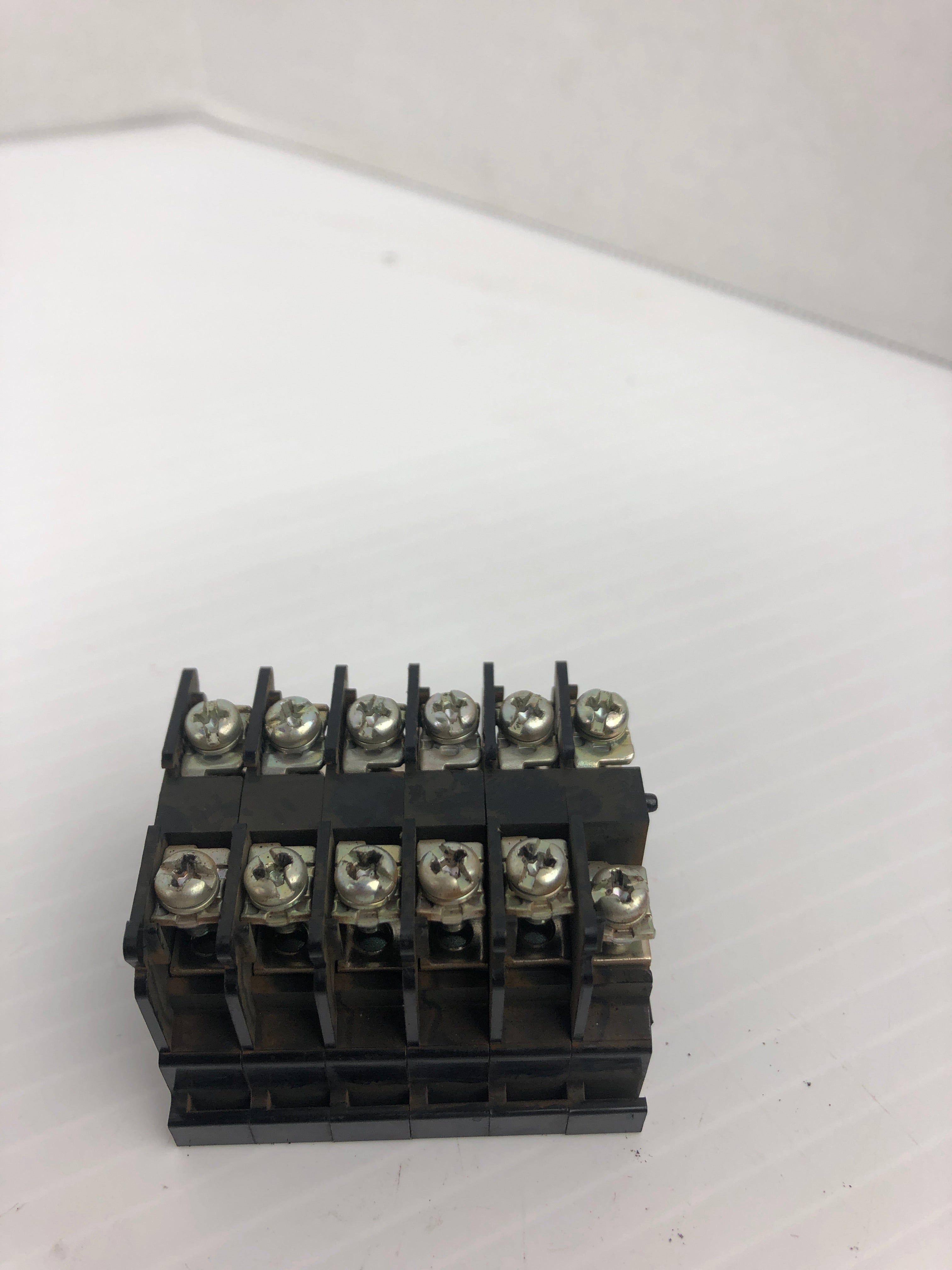 Yoshida Electric UK15 Terminal Block 600V 15A 6P - Missing Cover