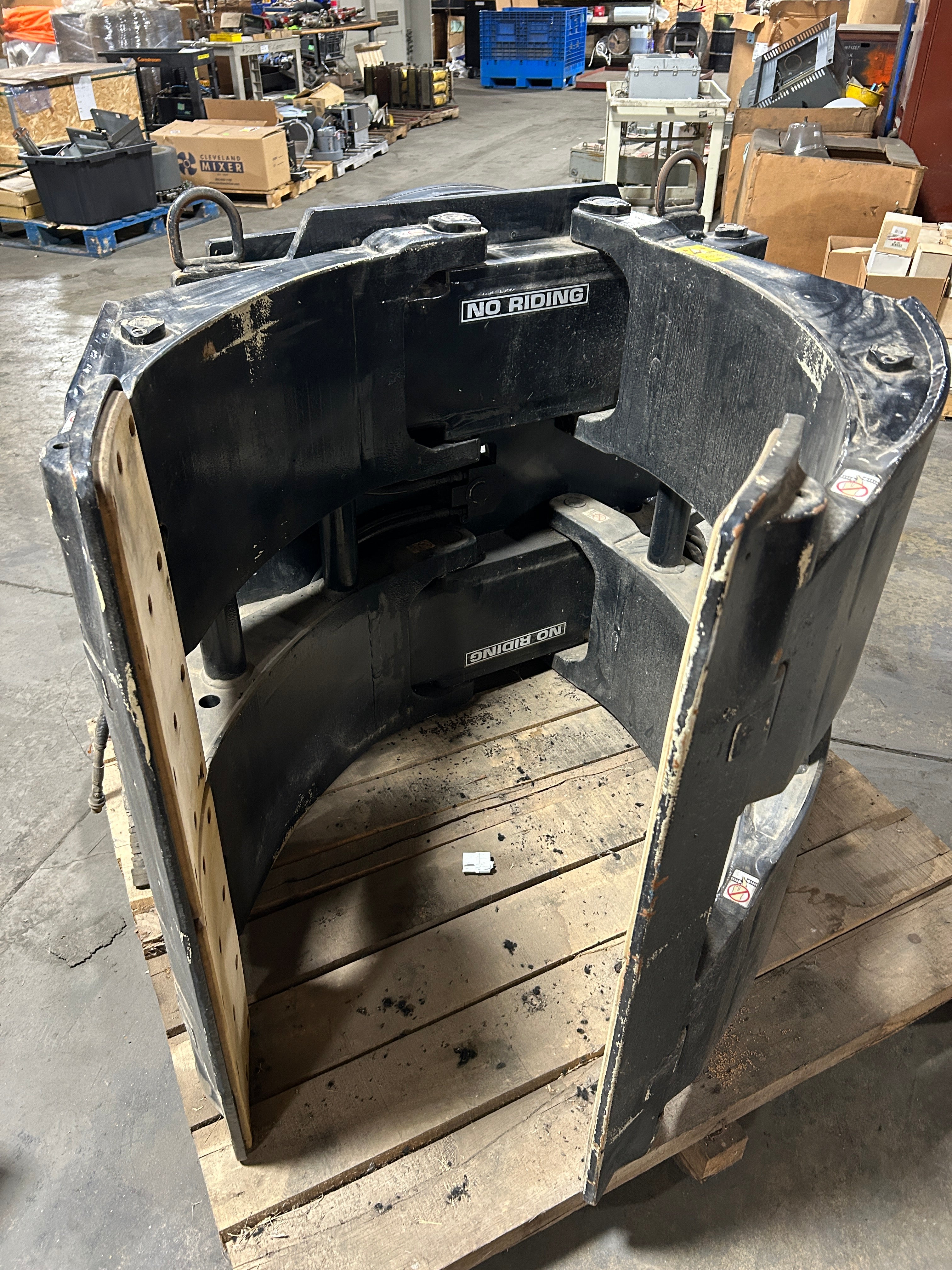 Cascade 90F-RCF-113 Paper Roll Clamp Forklift Attachment 9000 Lbs. at 30" Cap.