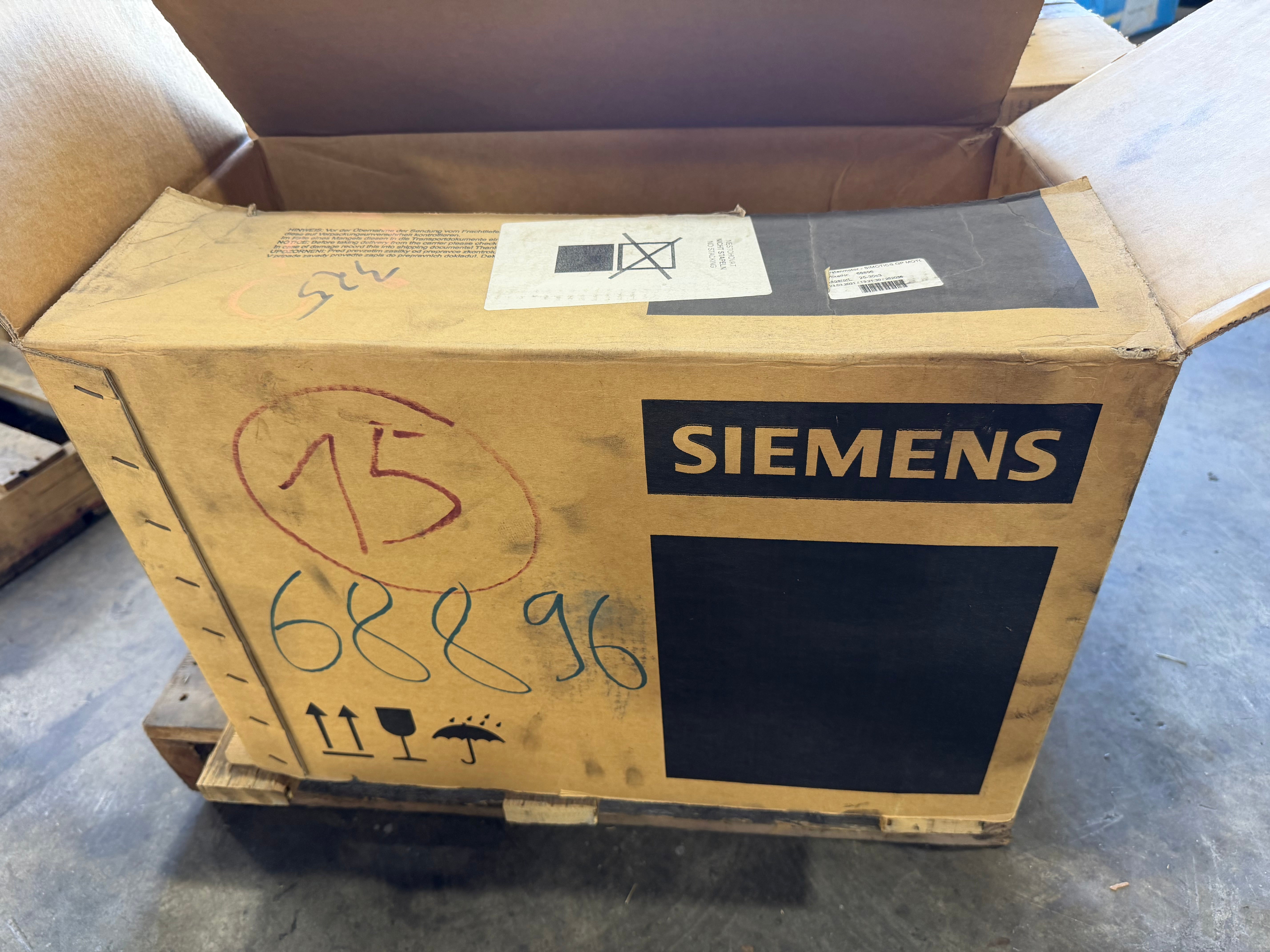 Siemens 1LE1023-1CB00-2FA4 7.5HP Motor 460V 3PH 1775RPM IEC132S IMB5