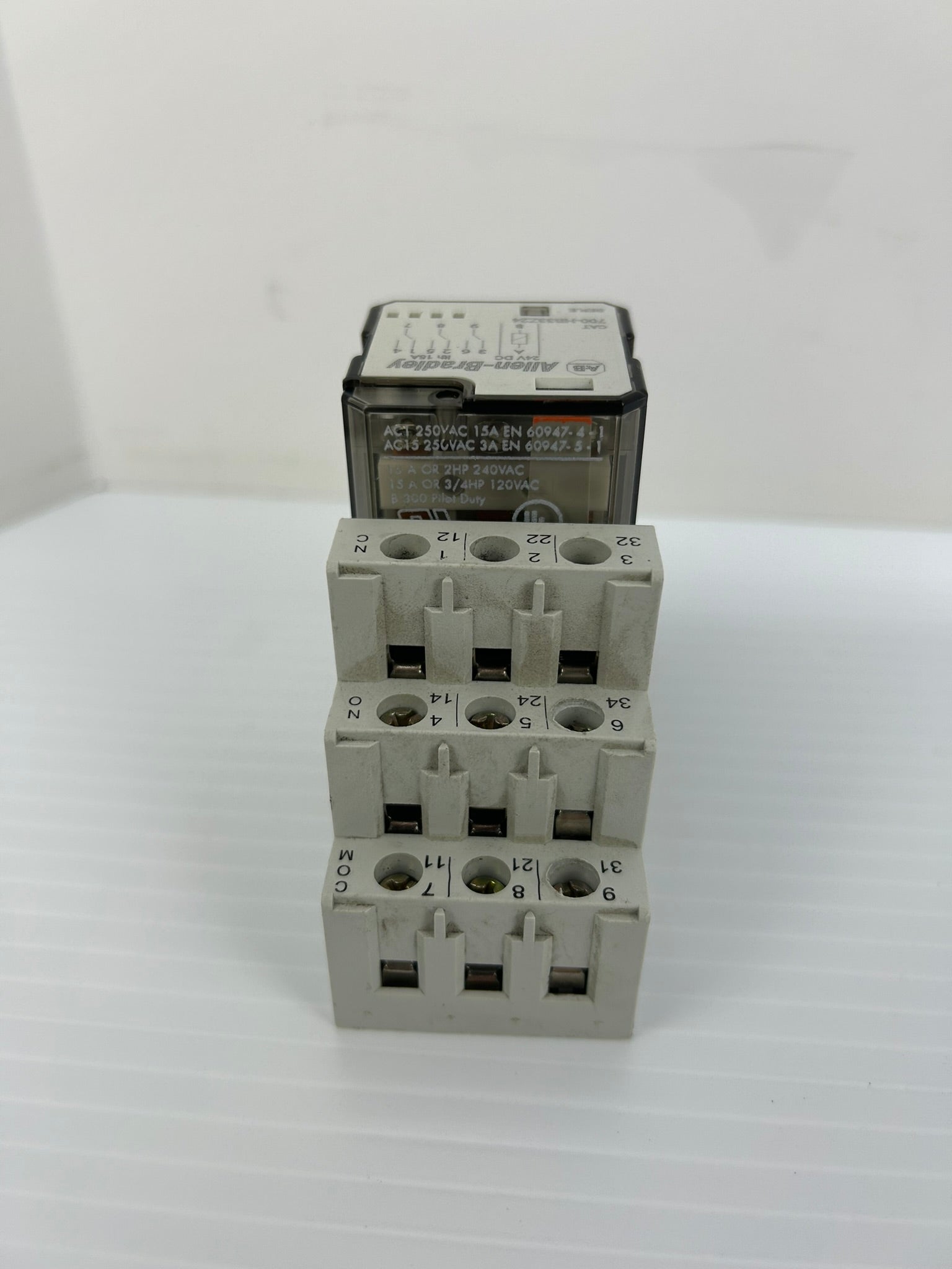 Allen-Bradley 700-HB33Z24 Relay Ser. E With 700-HN153 Base Ser. B - Lot of 2
