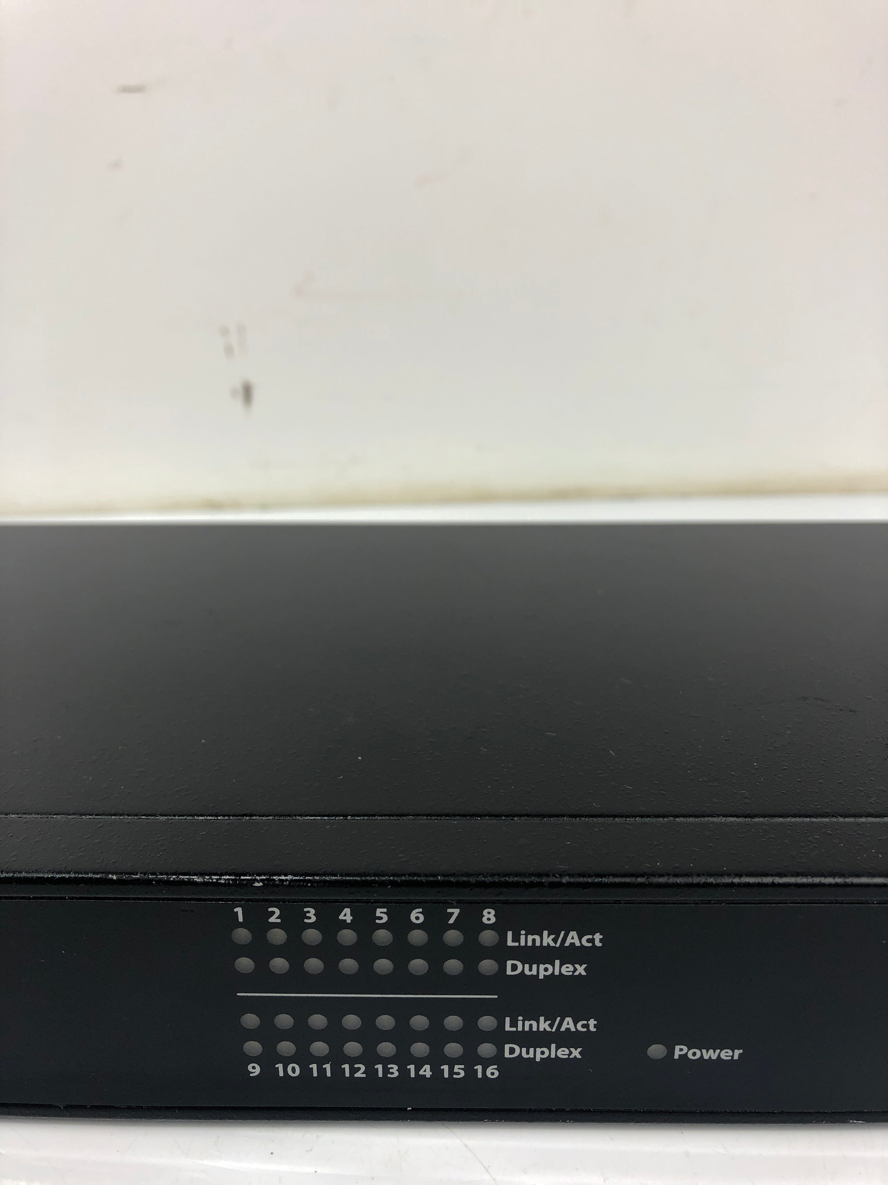 U.S. Robotics USR997932 Port Switch 16-Port 10/100/1000Mbps 100-240VAC