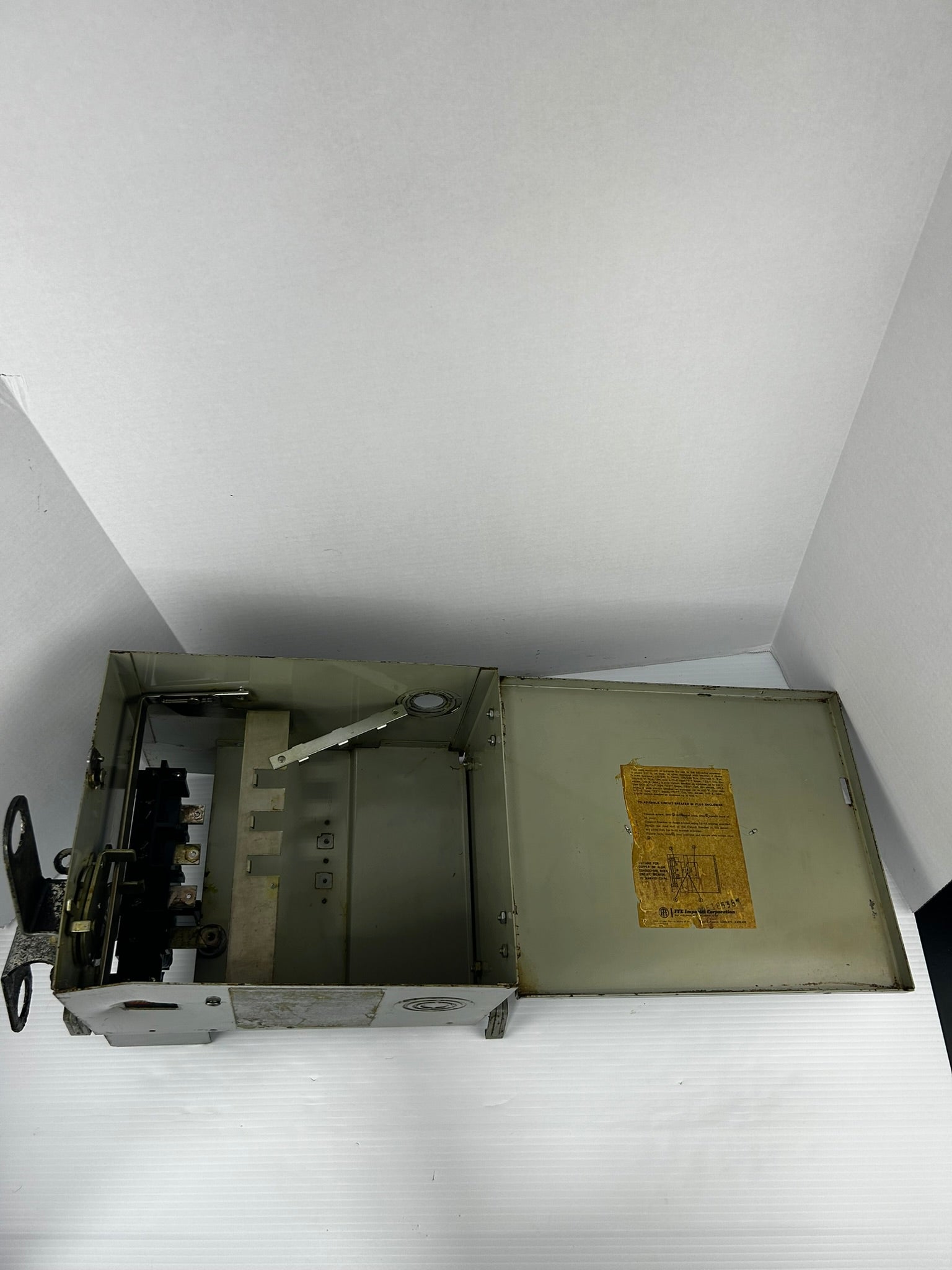 ITE U1C 4100 XL-Universe Bus Plug Duct Way Breaker Enclosure 600V 100A 3PH 4Wire