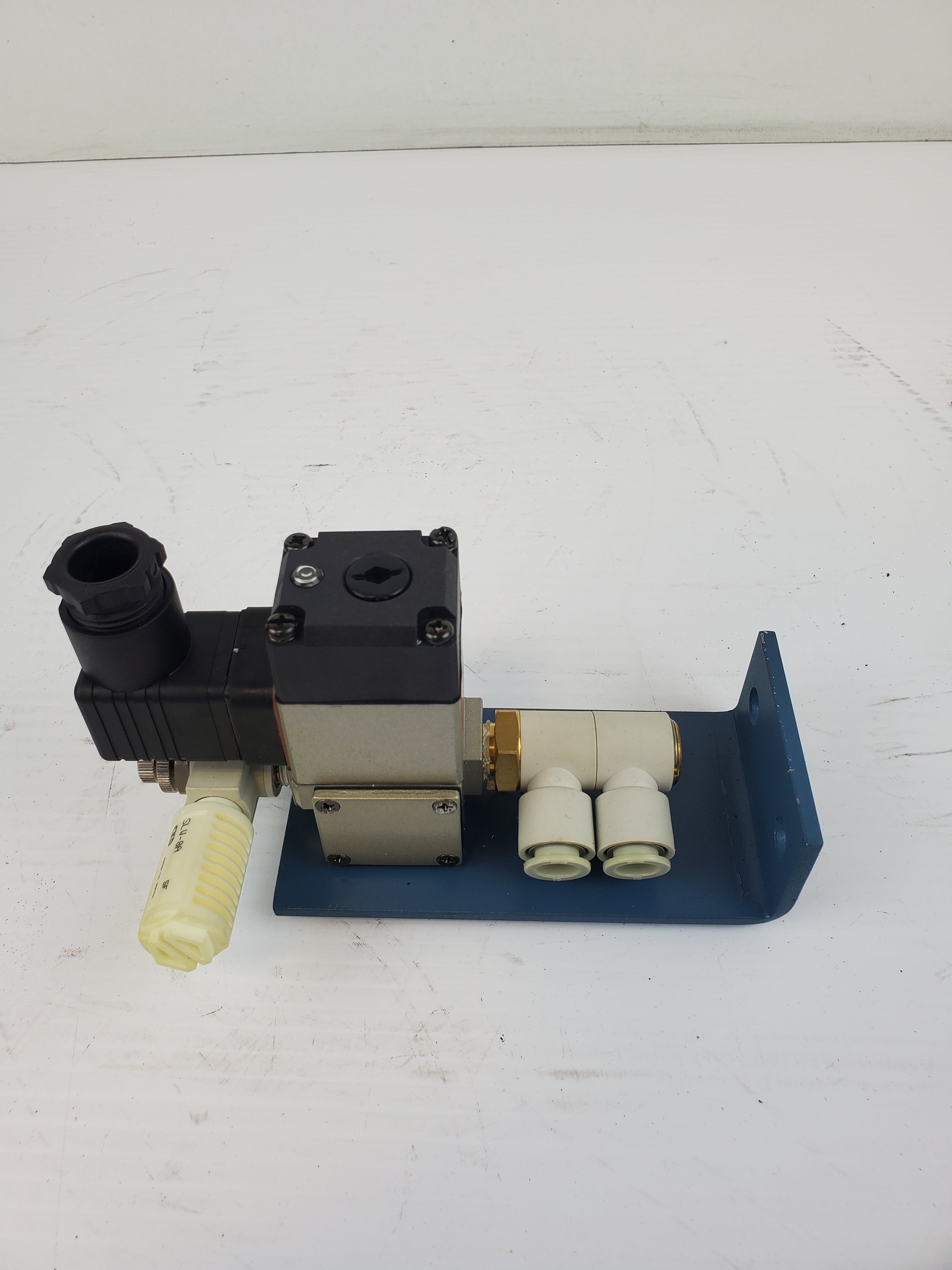 SMC VS3115 Solenoid Valve with SLW-8A 5F CKD Silencer Pneumatic