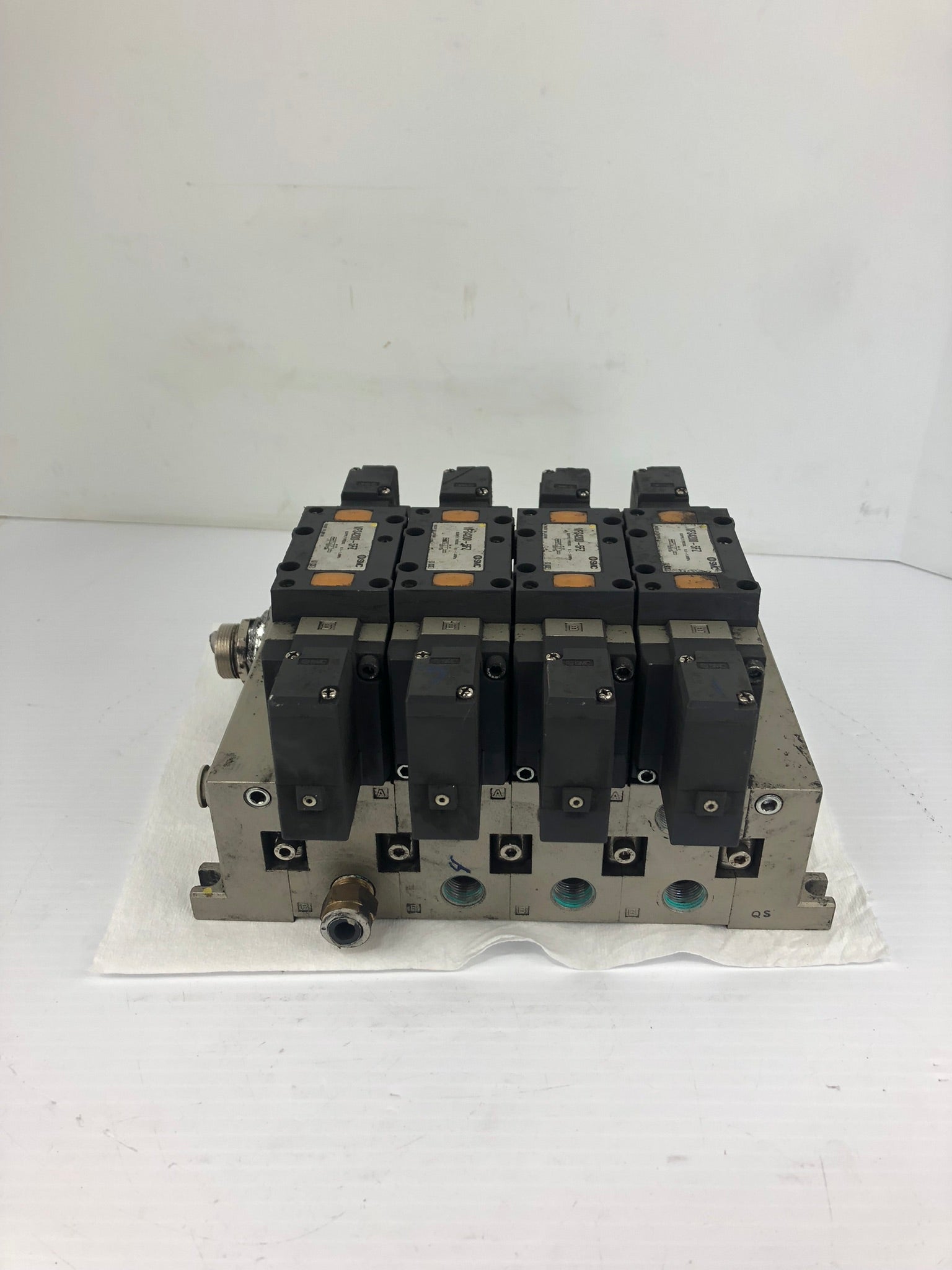 SMC VFS4200-5FZ Solenoid Valve with Base - 4 Valves