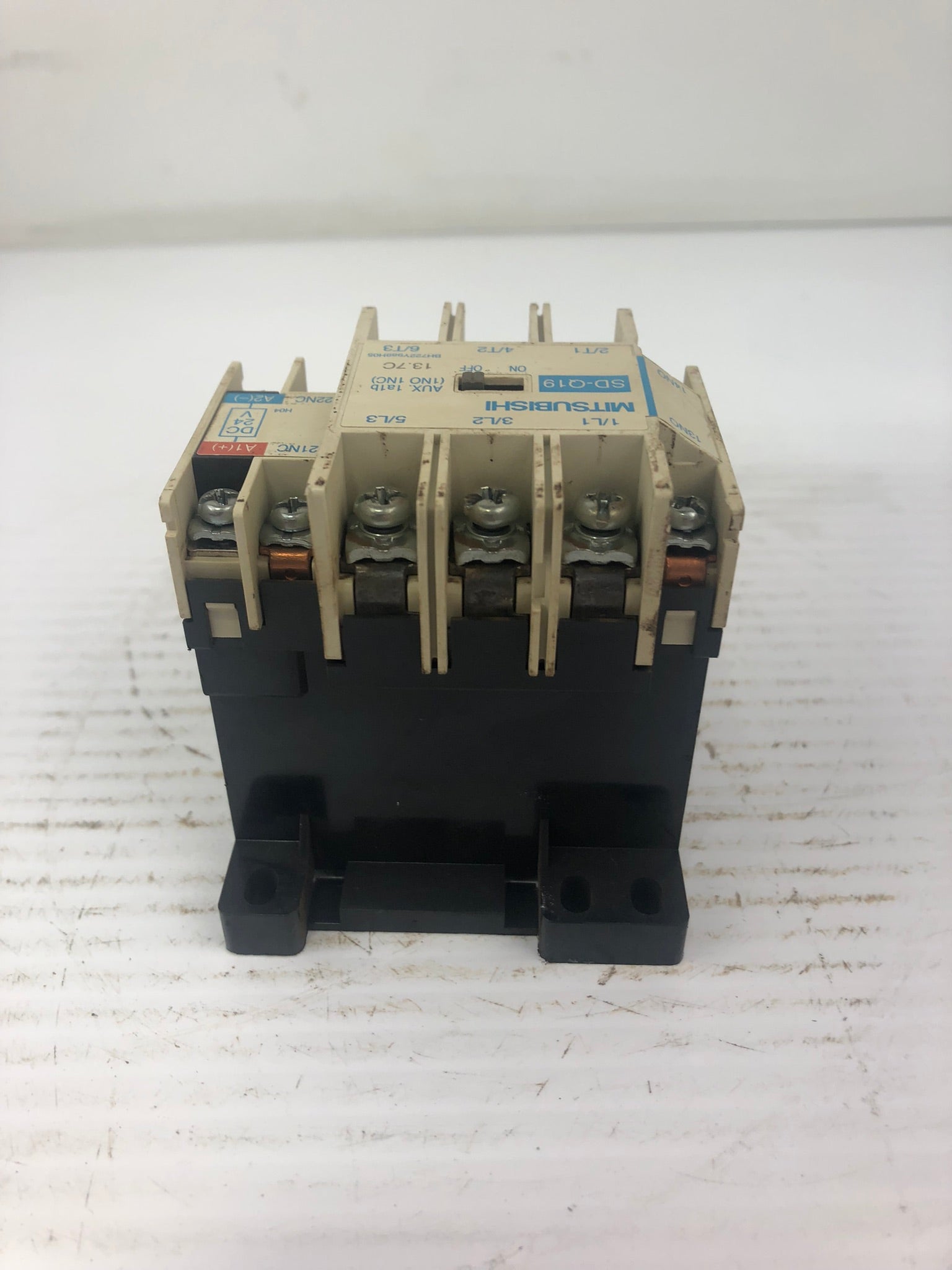 Mitsubishi SD-Q19 Magnetic Contactor - Broken Bottom
