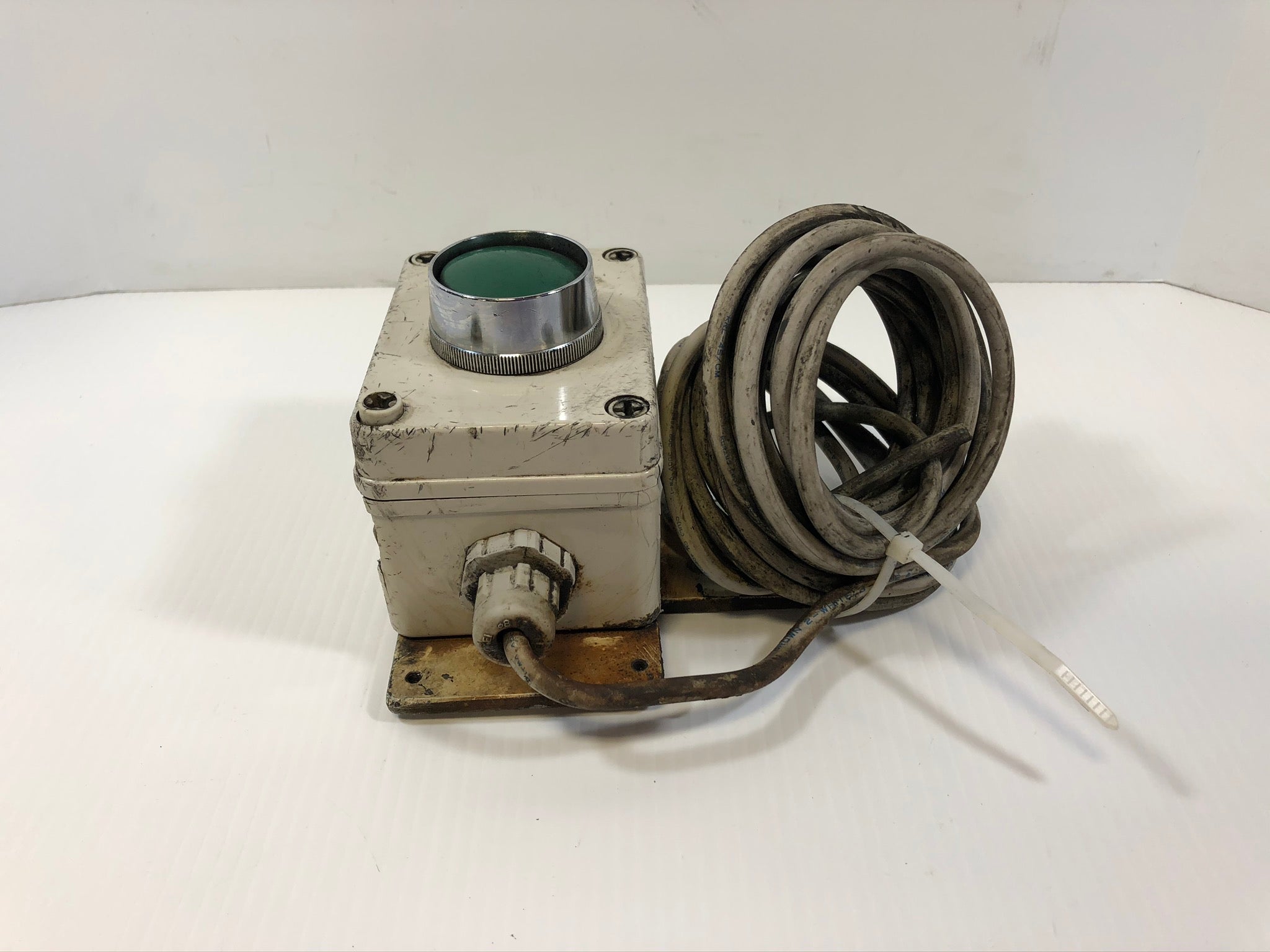 Industrial Push Button Switch Green "Unclamp" Pushbutton Right Mount with Cable