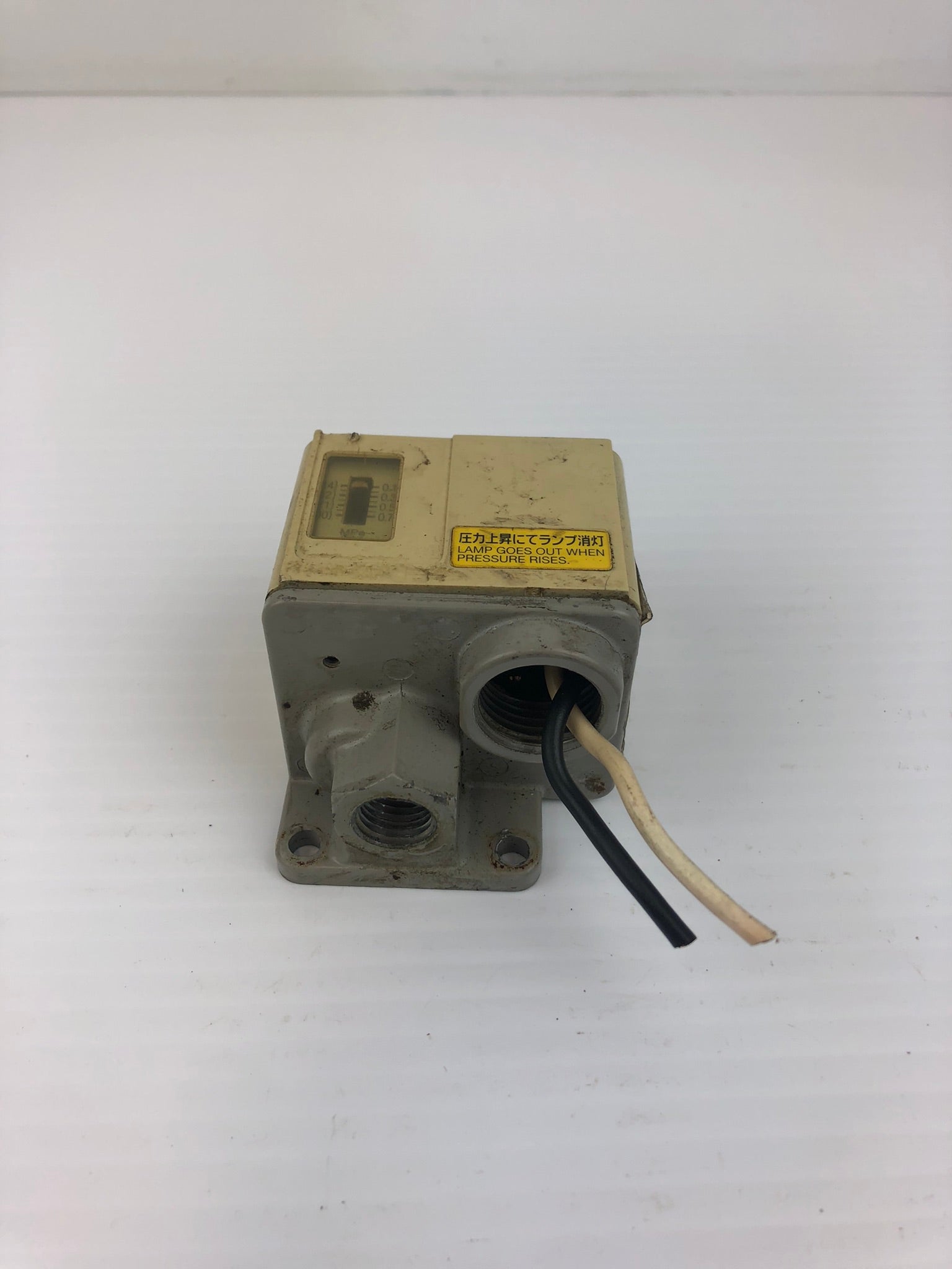 SMC IS3010-02L Pressure Switch Press 0.1~0.7MPa AC125V0.1A DC30V0.1A
