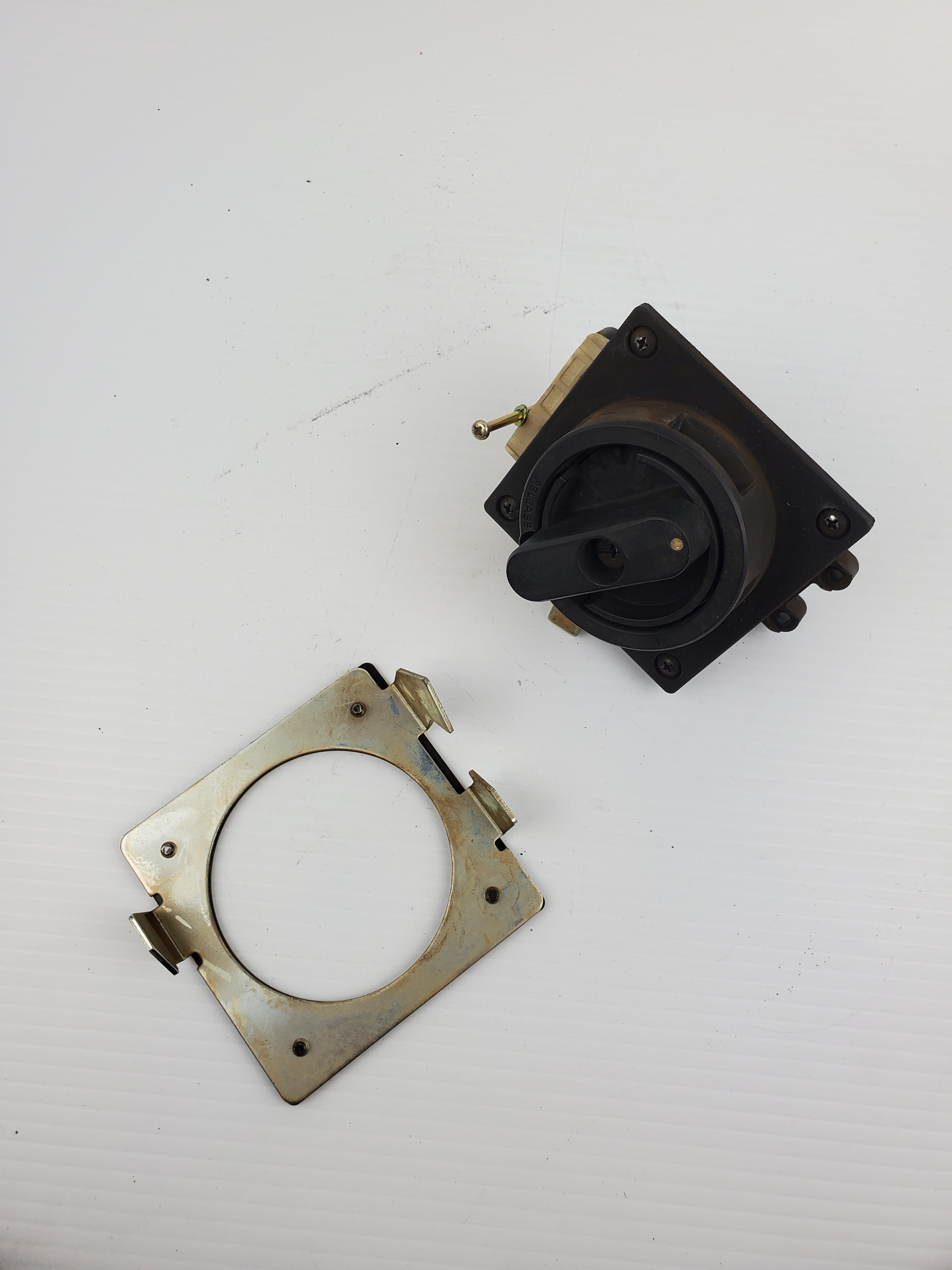 Mitsubishi 1015F External Handle Reset Off - Tripped On - Knob/Switch