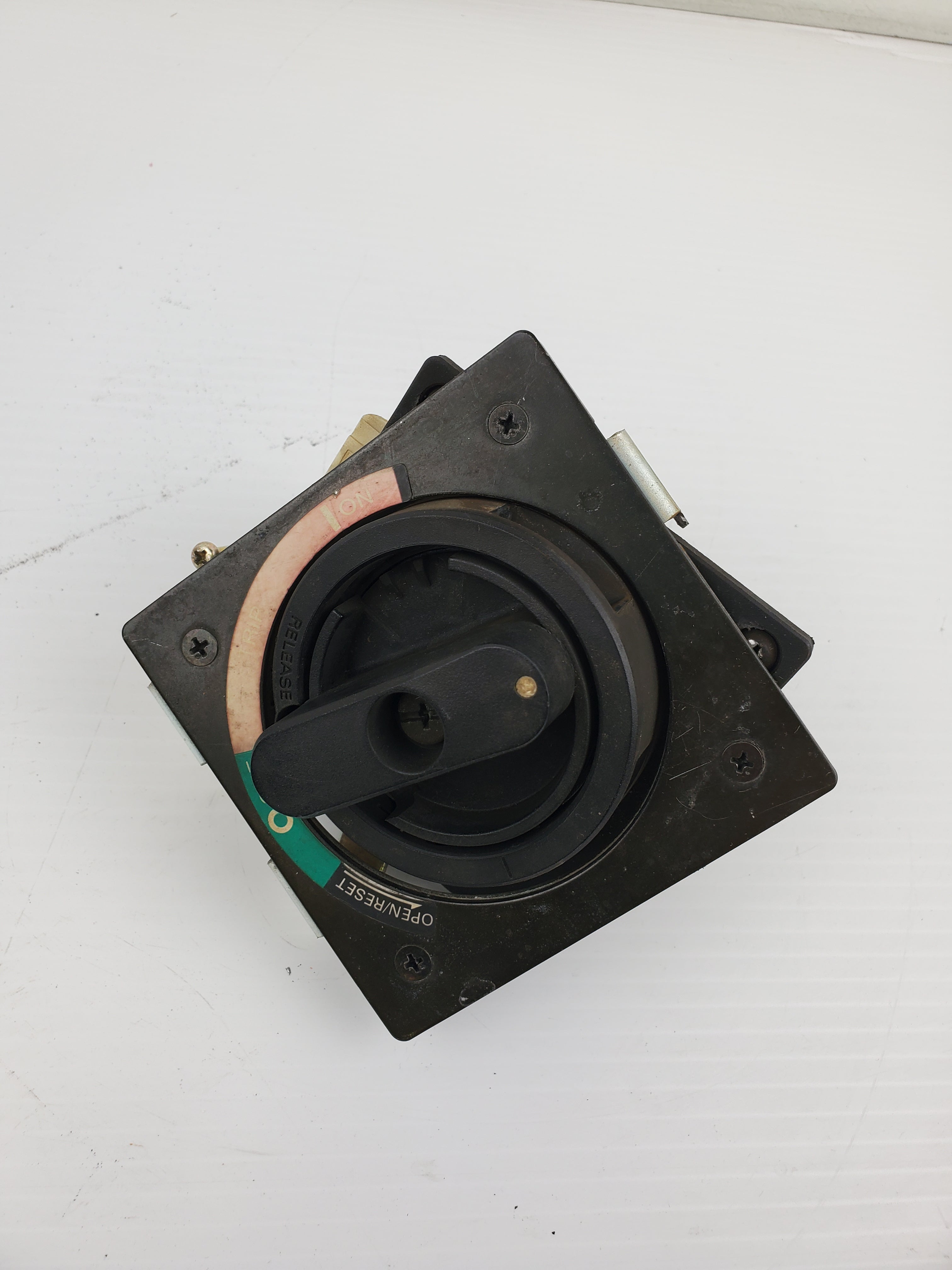 Mitsubishi 1015F External Handle Reset Off - Tripped On - Knob/Switch