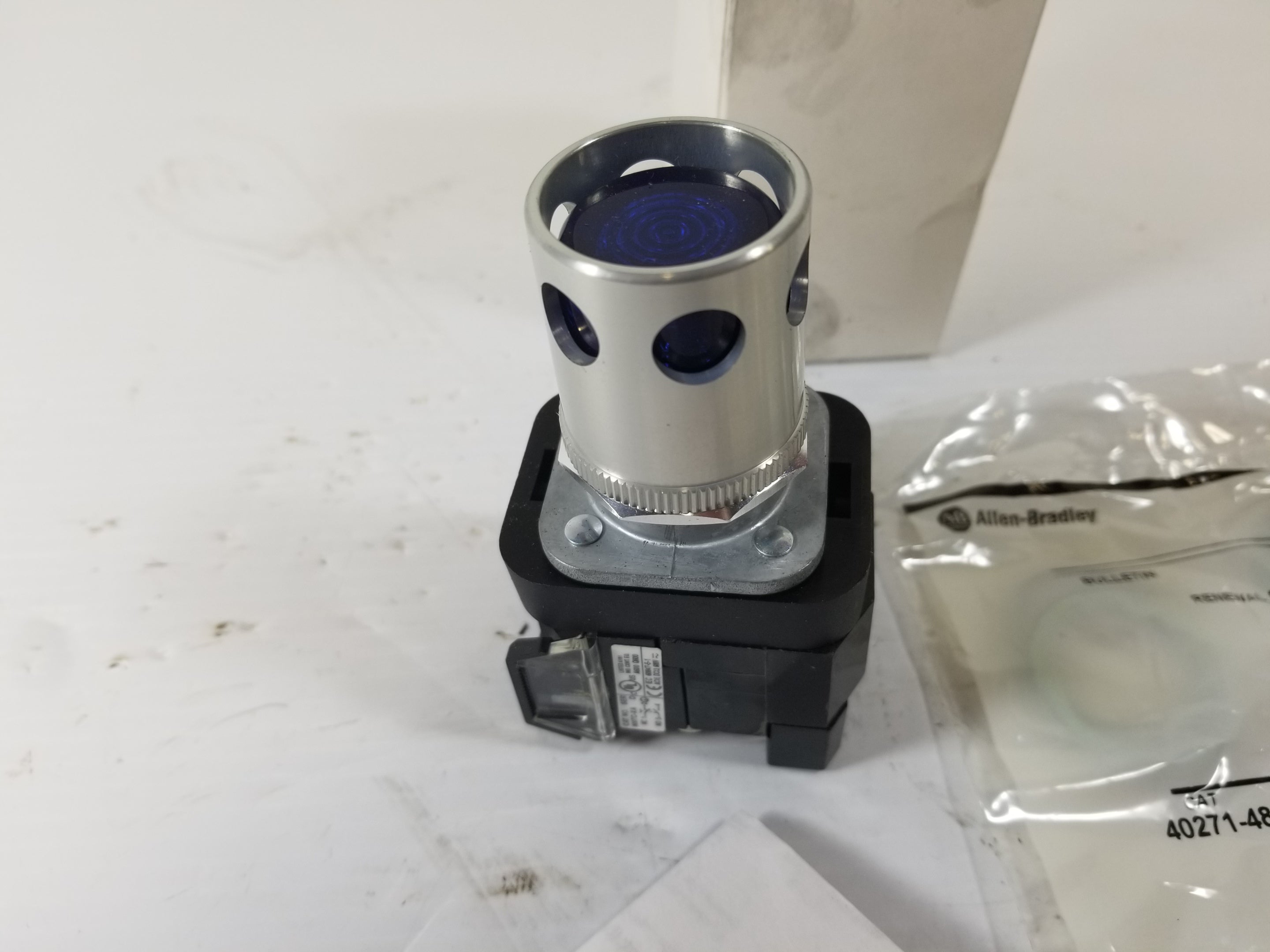 Allen-Bradley 800TC-PA16B Guarded Pushbutton Switch - Blue