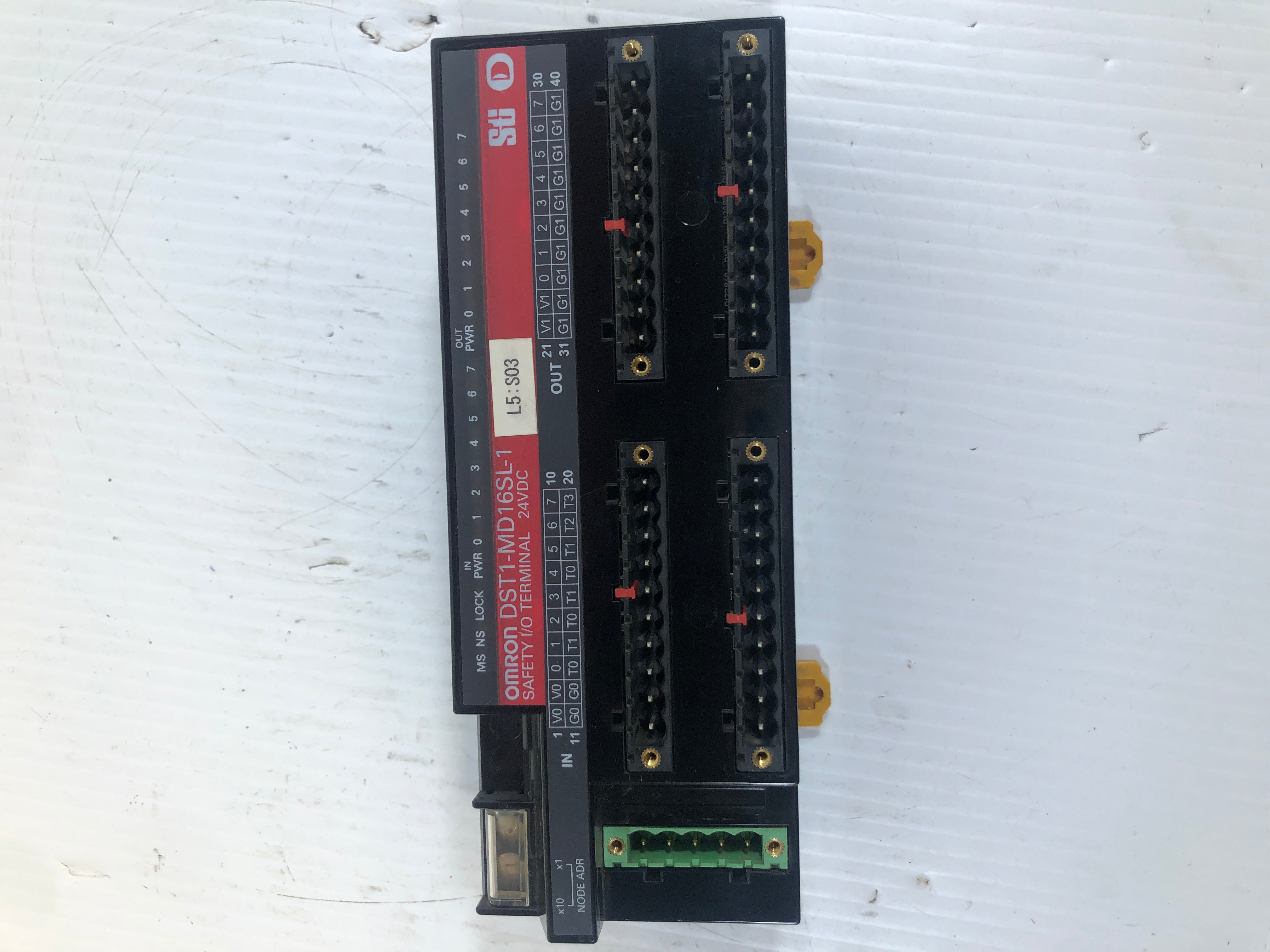 Omron Safety I / O Terminal 24 VDC DST1-MD16SL-1