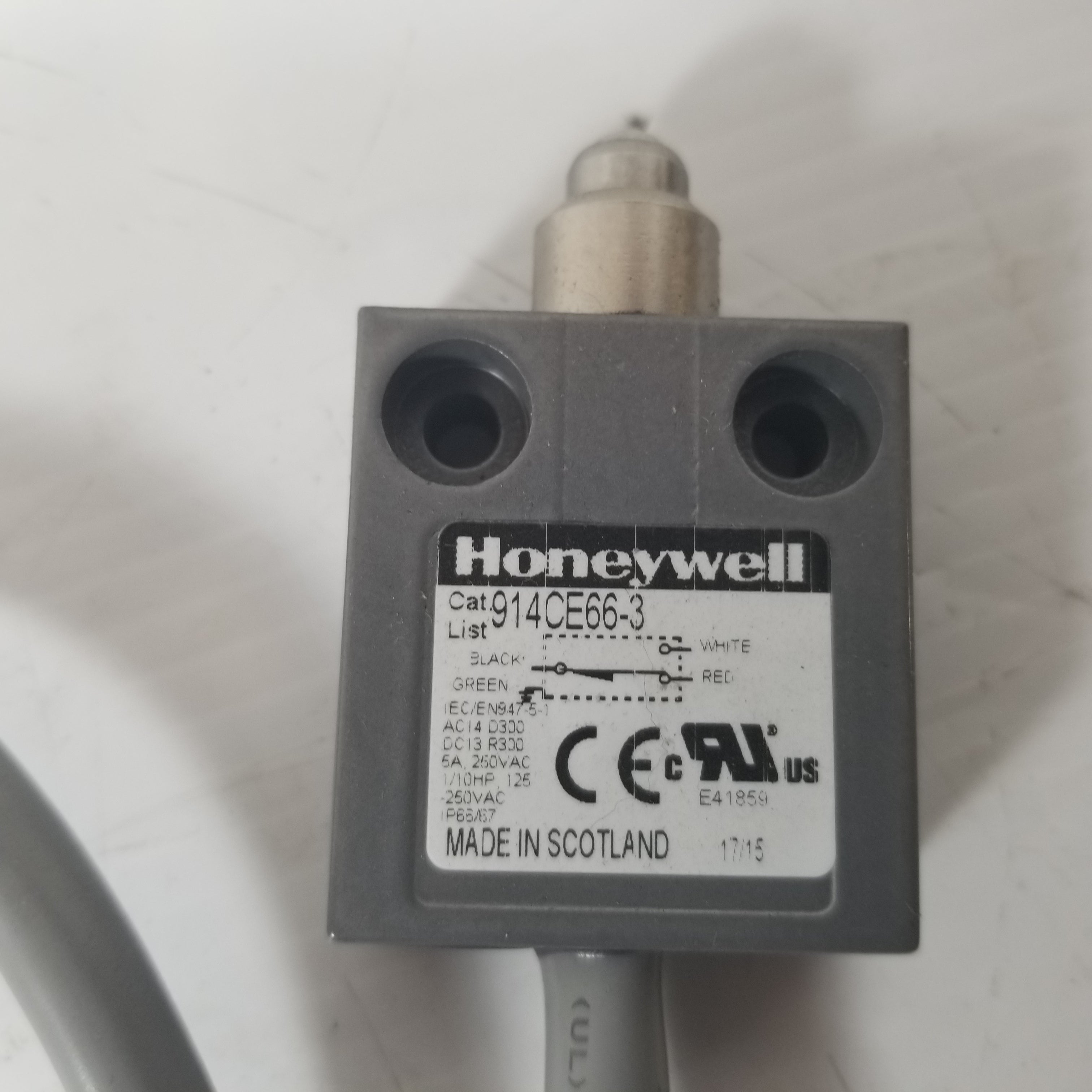 Honeywell 914CE66-3 Plunger Style Microswitch Switch