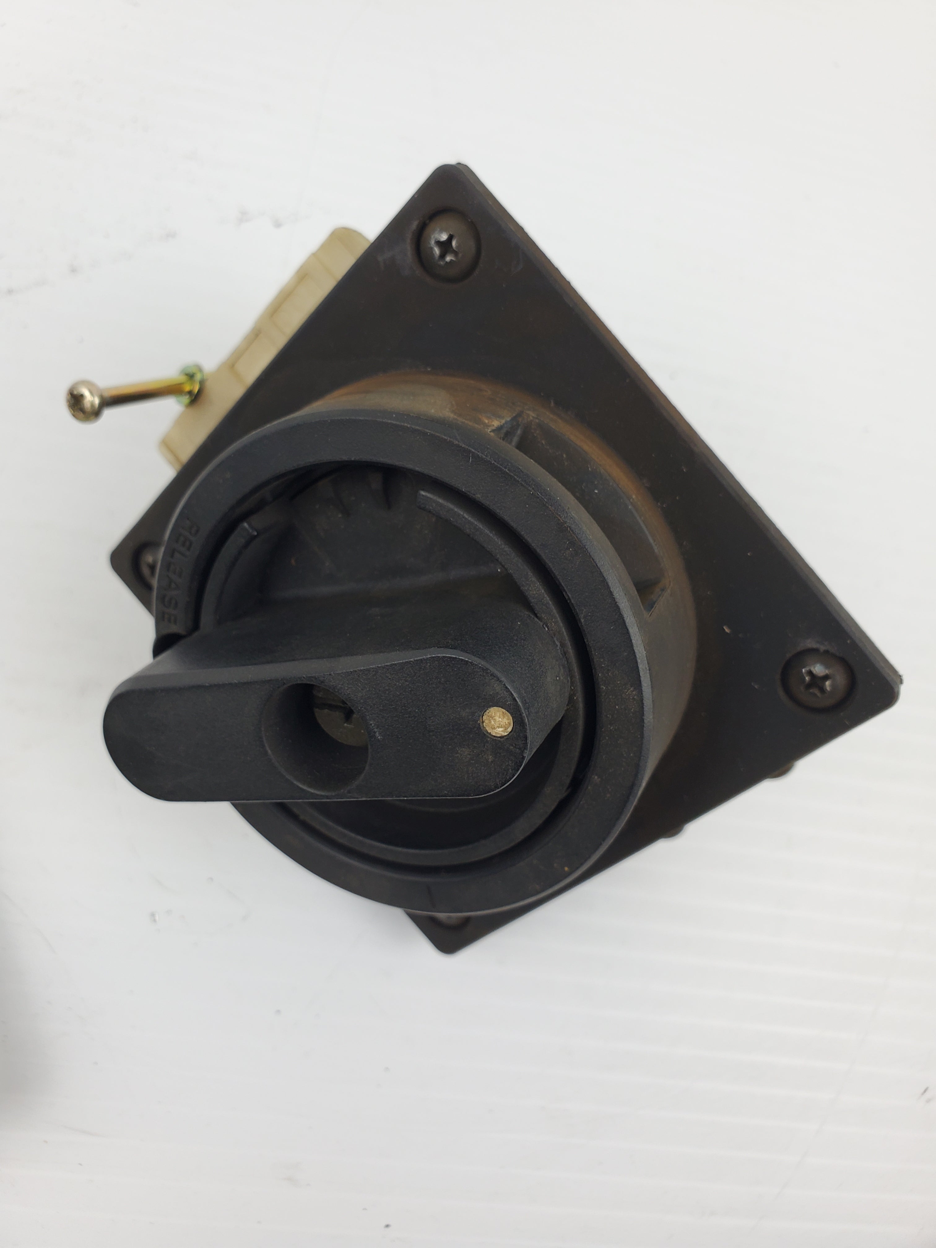 Mitsubishi 1015F External Handle Reset Off - Tripped On - Knob/Switch