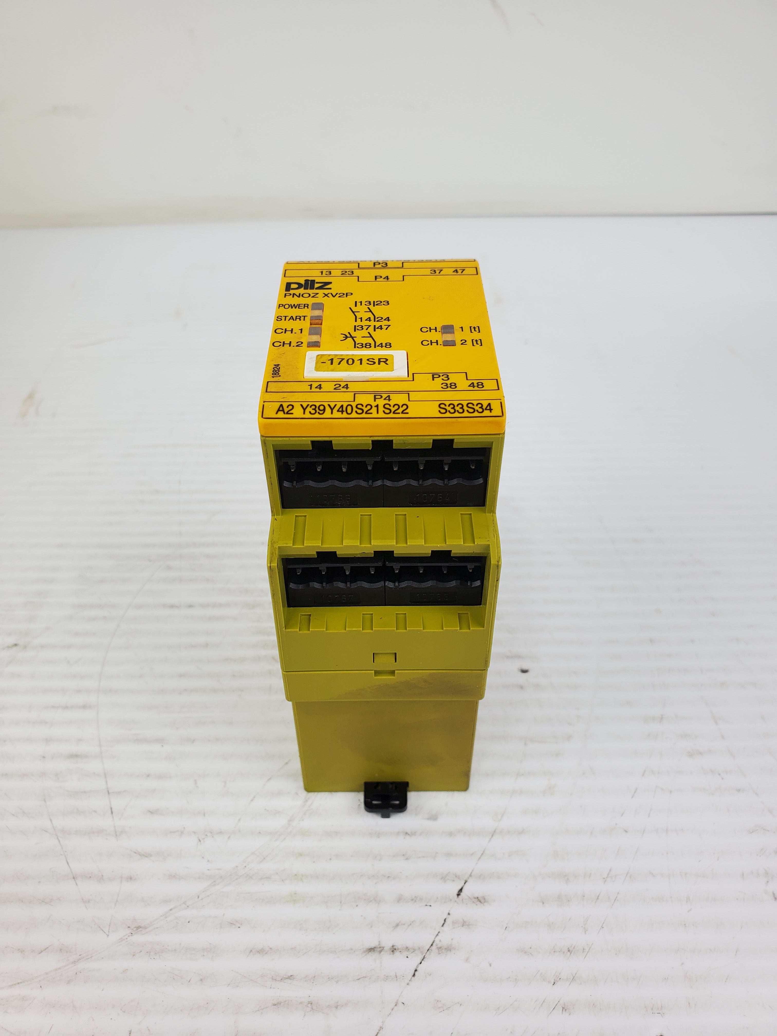 Pilz PN0Z XV2P Safety Relay Switch 0.5/24VDC 2n/o 2n/o Fix