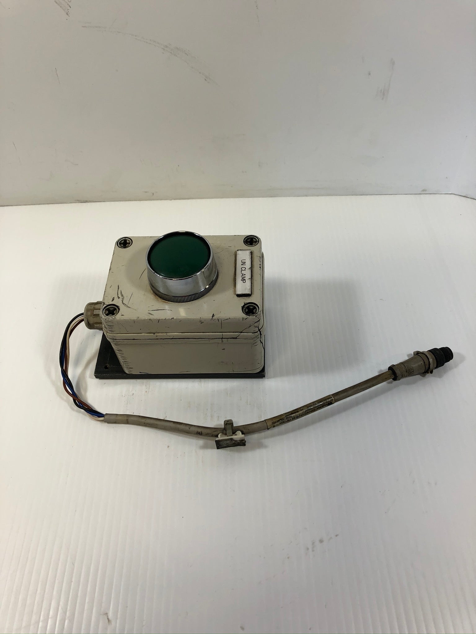 Industrial Push Button Switch Green "Un Clamp" Pushbutton Left Side Mount