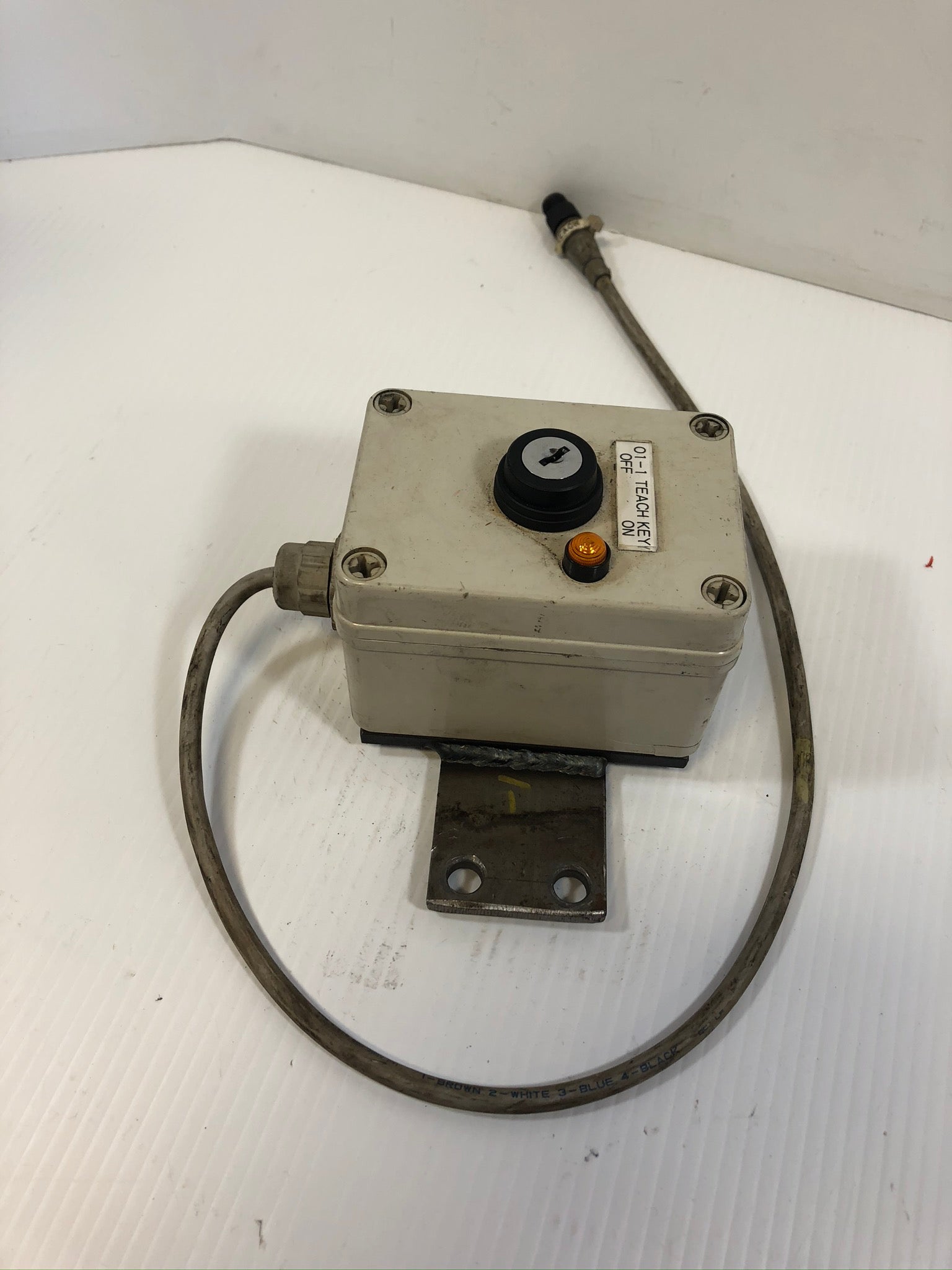 Industrial Safety Teach Key On/Off Lock Switch w/ Right Mount KRL-45/CM Cable
