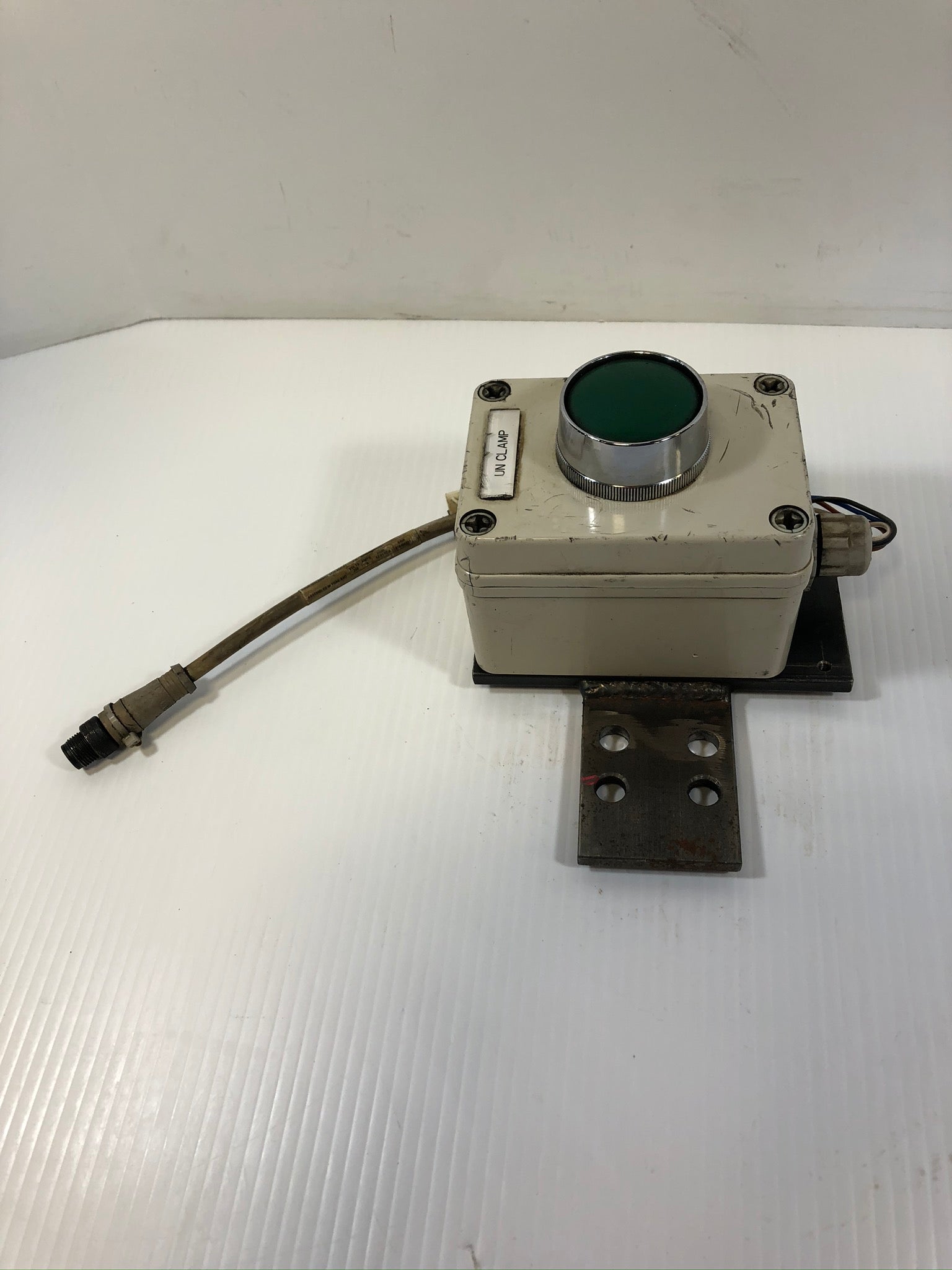 Industrial Push Button Switch Green "Un Clamp" Pushbutton Left Side Mount