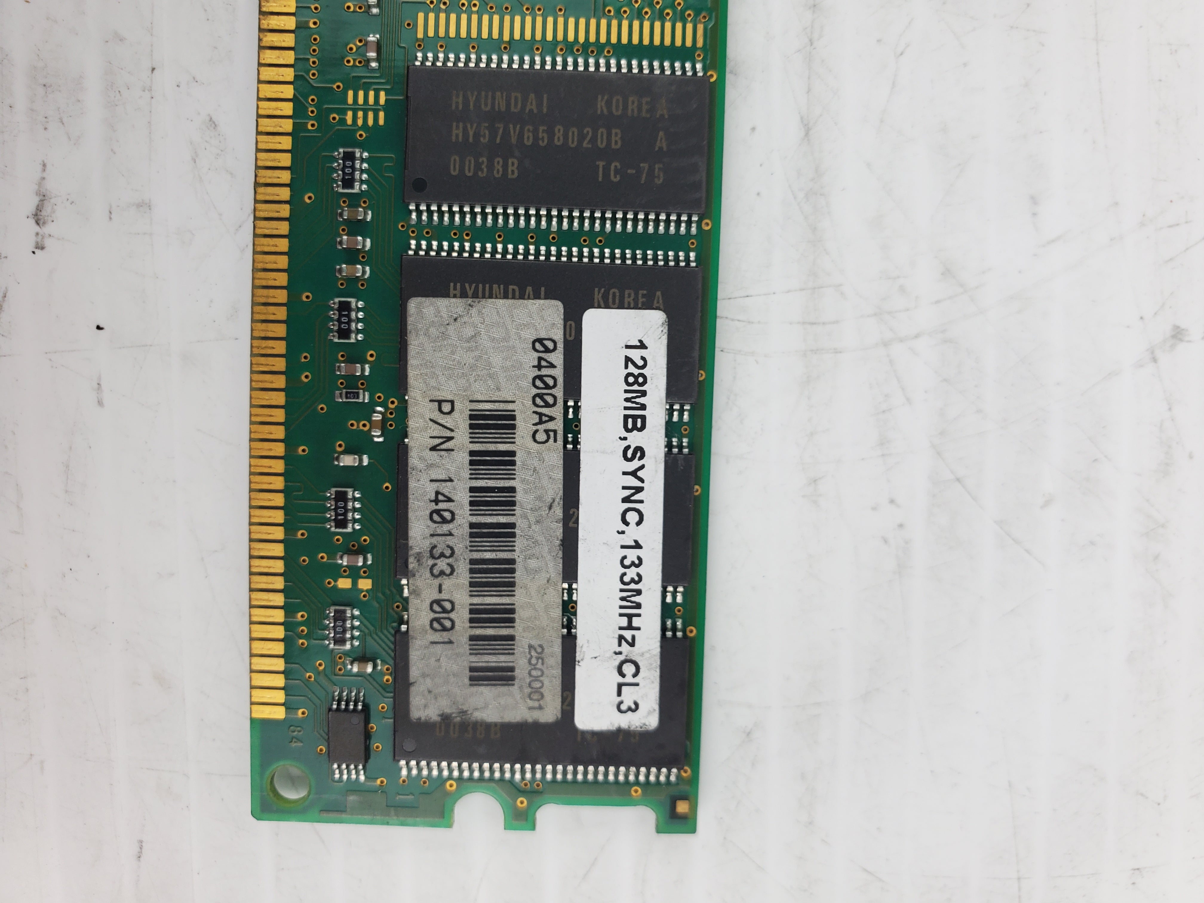 HYUNDAI HYM7V631601 Ram Memory Drive 128MB SYNC 133MHz CL3