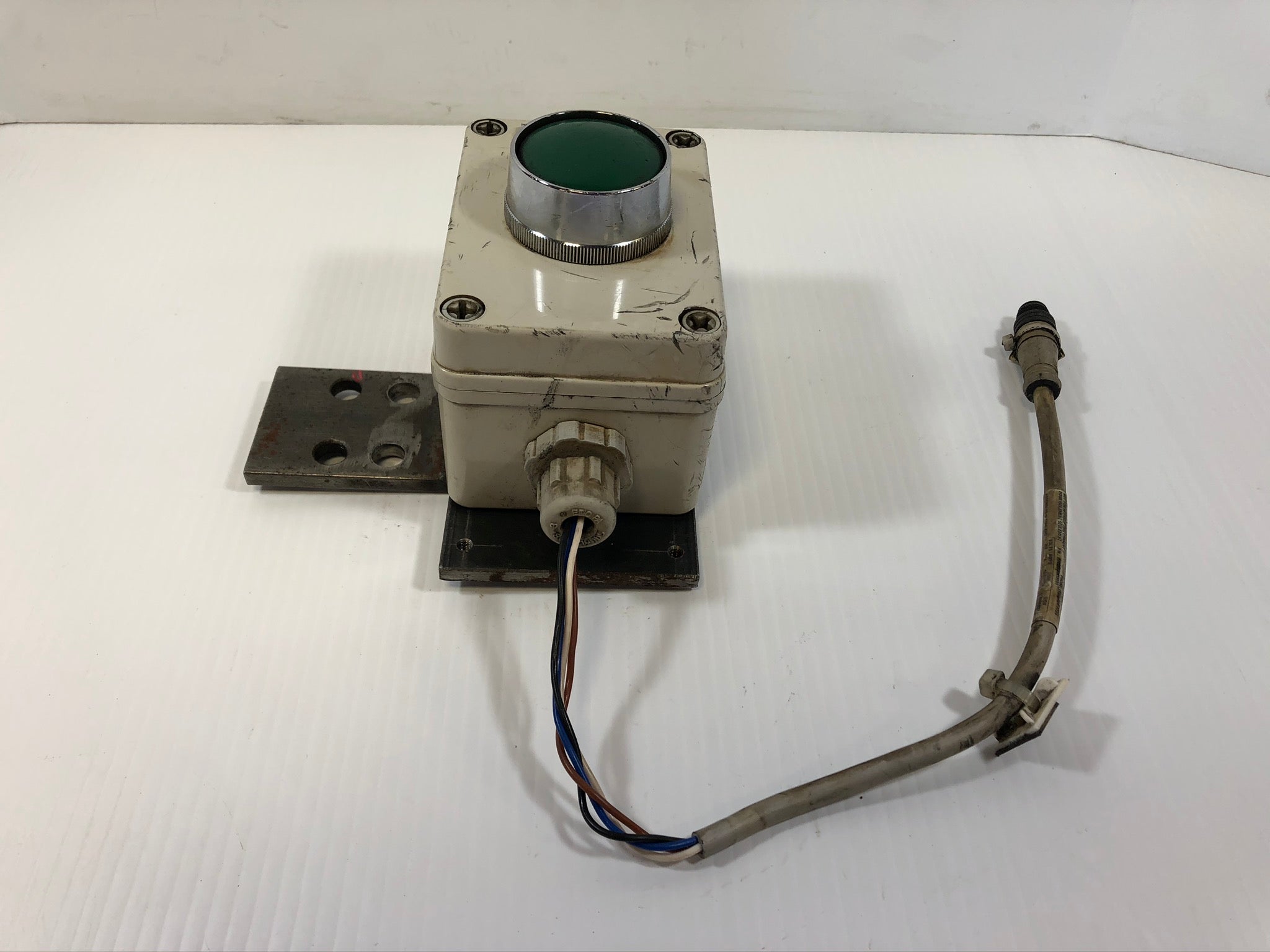 Industrial Push Button Switch Green "Un Clamp" Pushbutton Left Side Mount