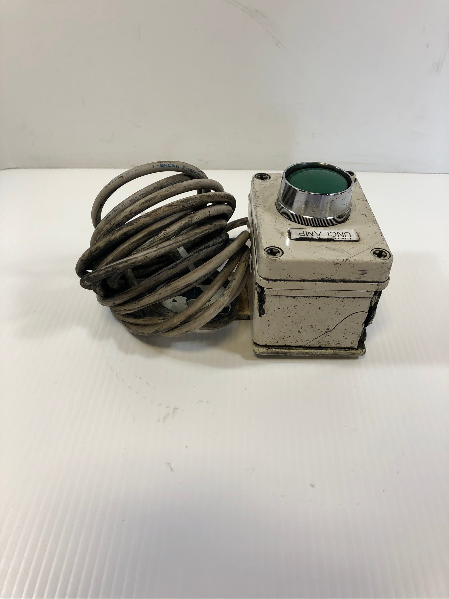 Industrial Push Button Switch Green "Unclamp" Pushbutton Right Mount with Cable