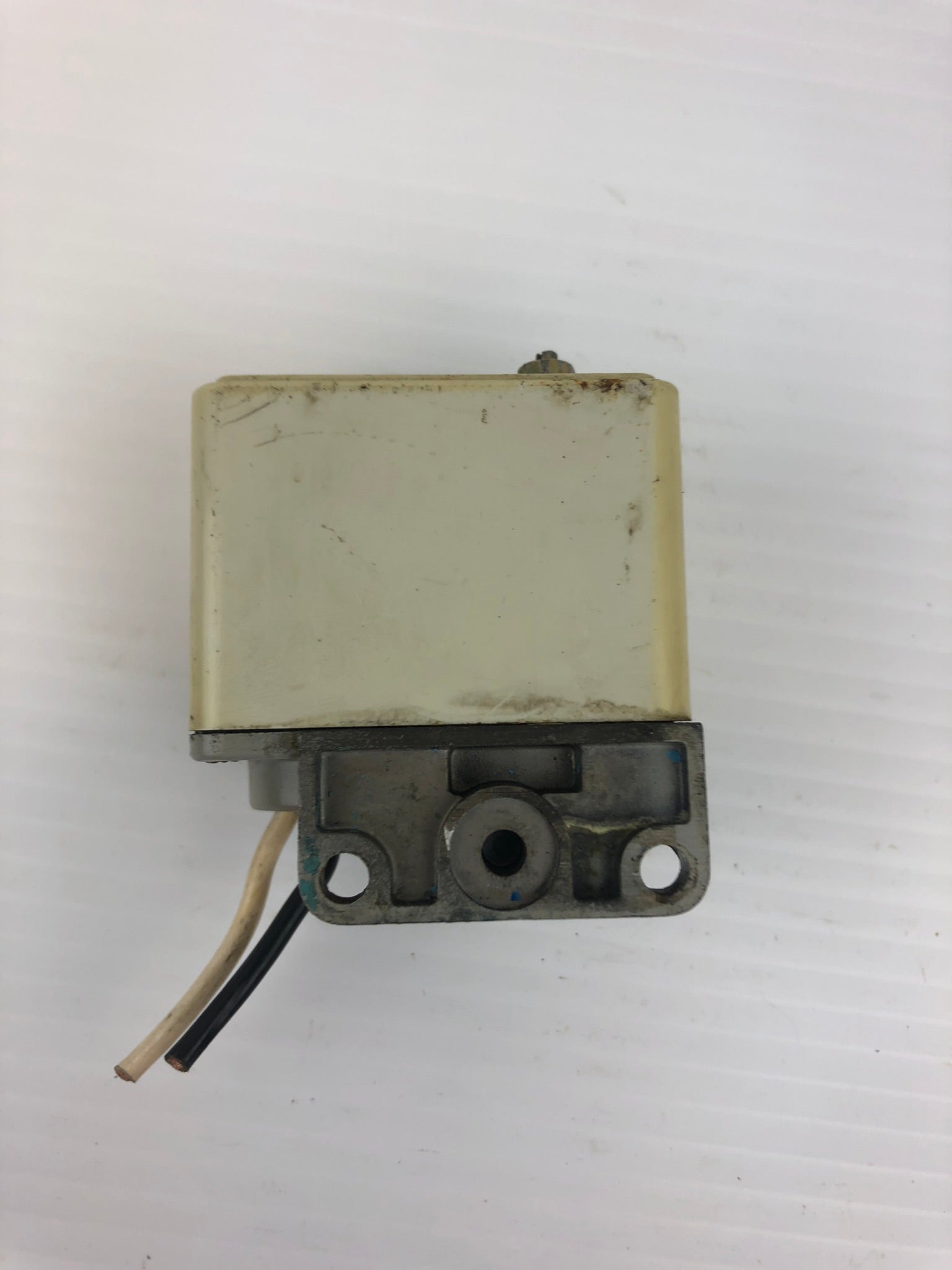 SMC IS3010-02L Pressure Switch Press 0.1~0.7MPa AC125V0.1A DC30V0.1A