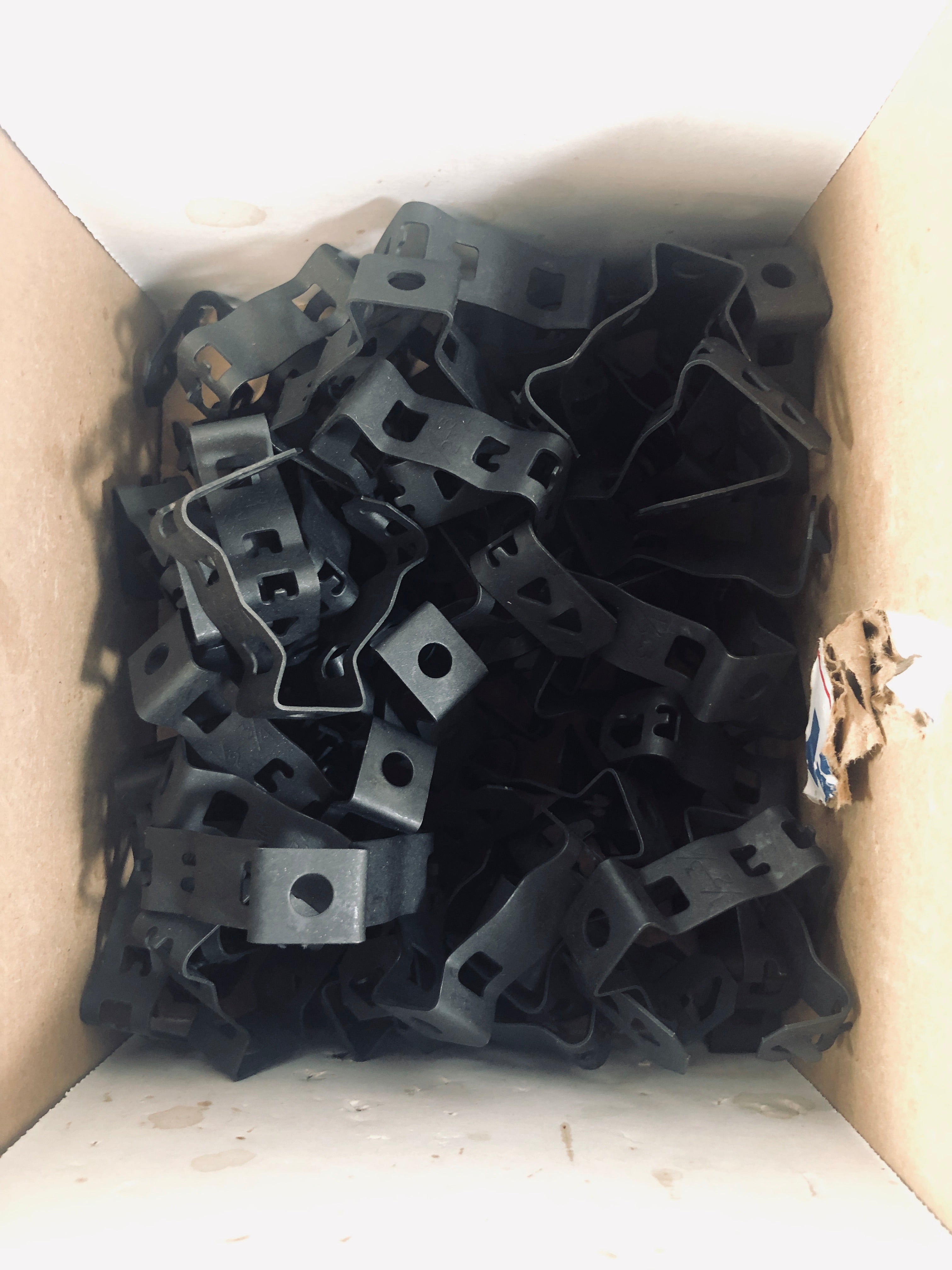Minerallac Spring Steel KC1234 Kombo Clip For 1/2 to 3/4 Conduit Box of 100