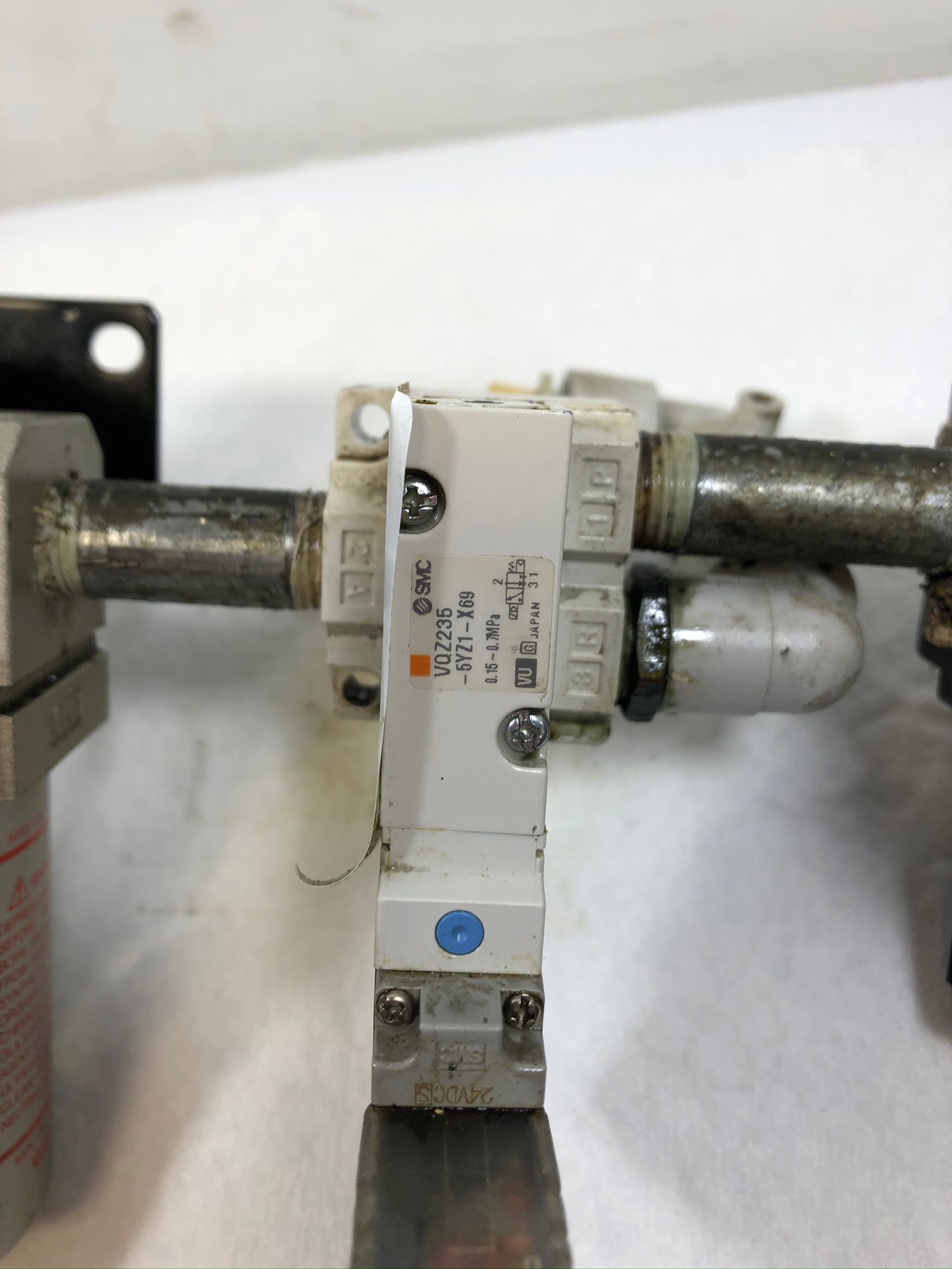 SMC AL30-02B-R Pneumatic Assembly VQZ235-5YZ1-X69