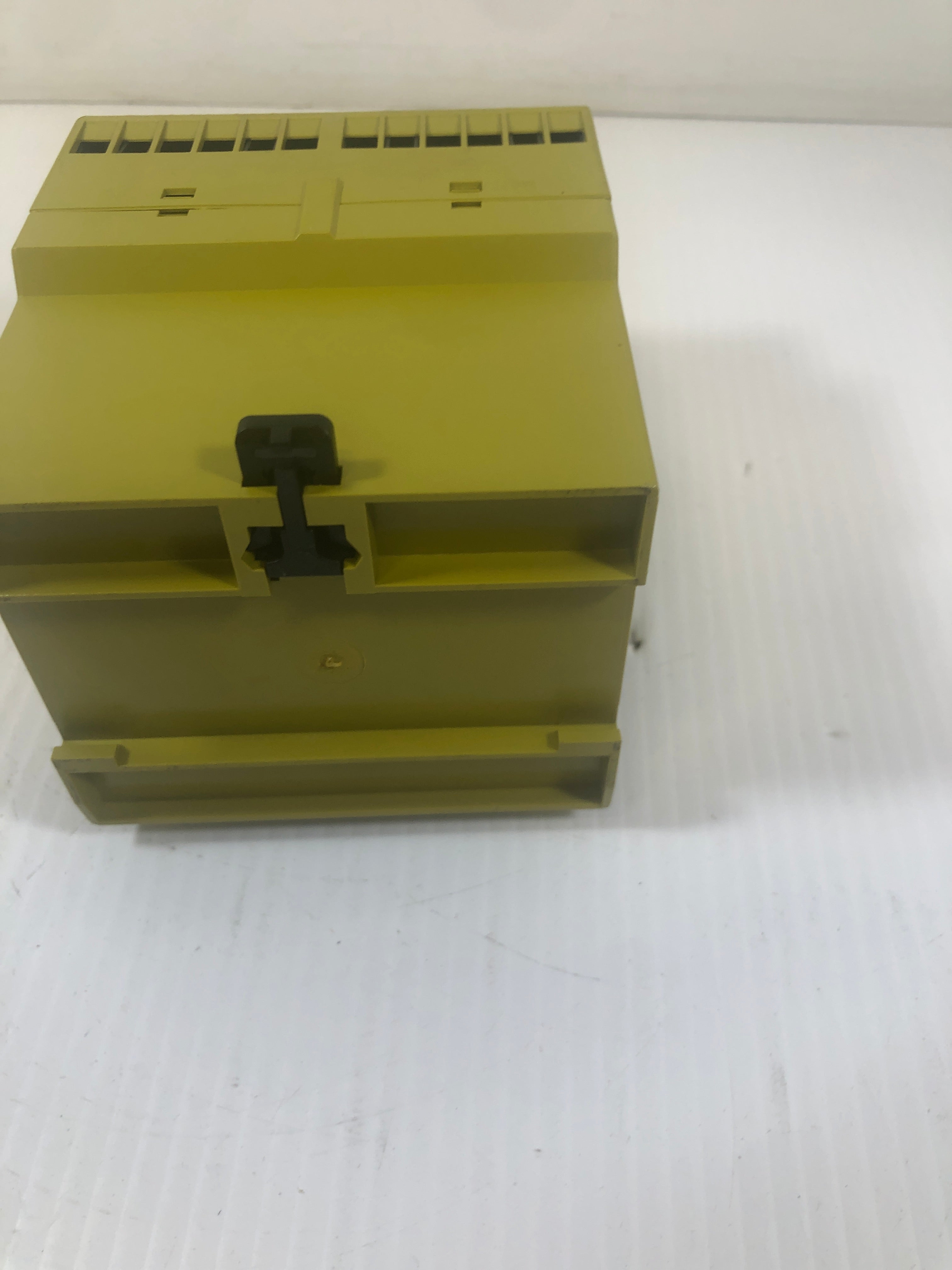 Pilz PNOZ 11 7S / 10 774084 D 73760 Safety Relay