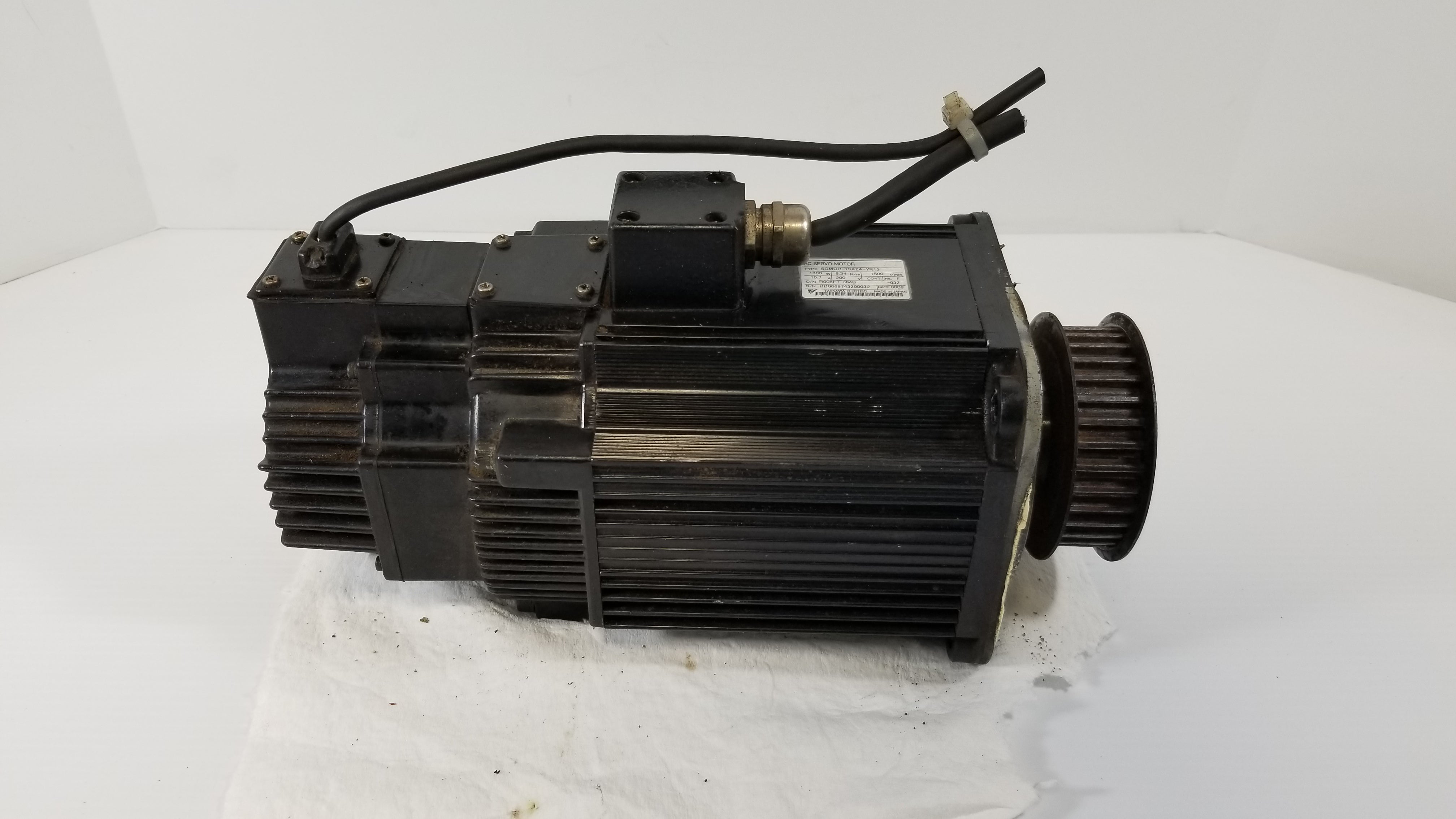 Yaskawa Electric SGMGH-13A2A-YR13 AC Servo Motor 1300W 1500r/min