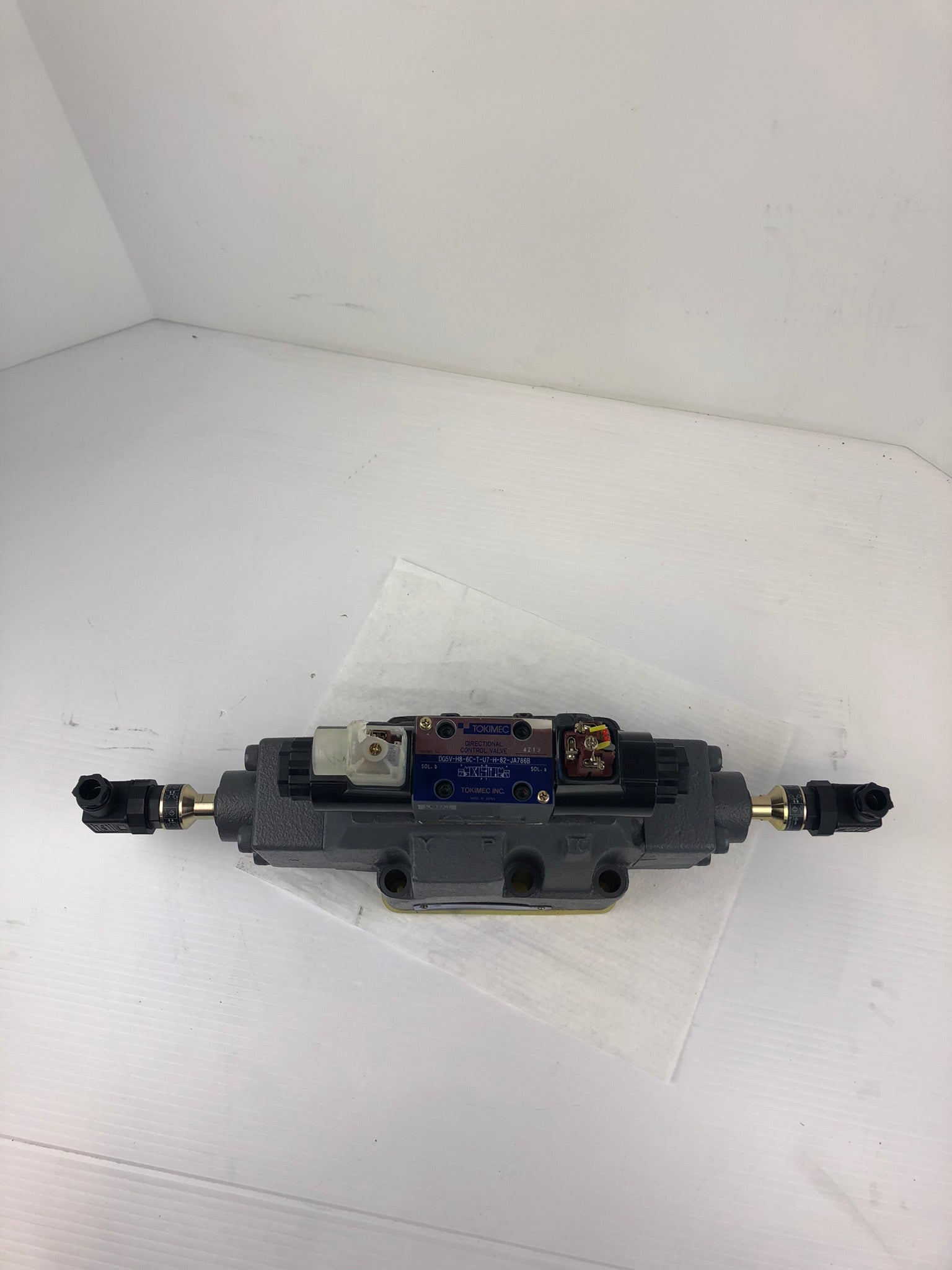 Tokimec DG5V-H8-6C-T-U7-H-82-JA786B Directional Control Valve