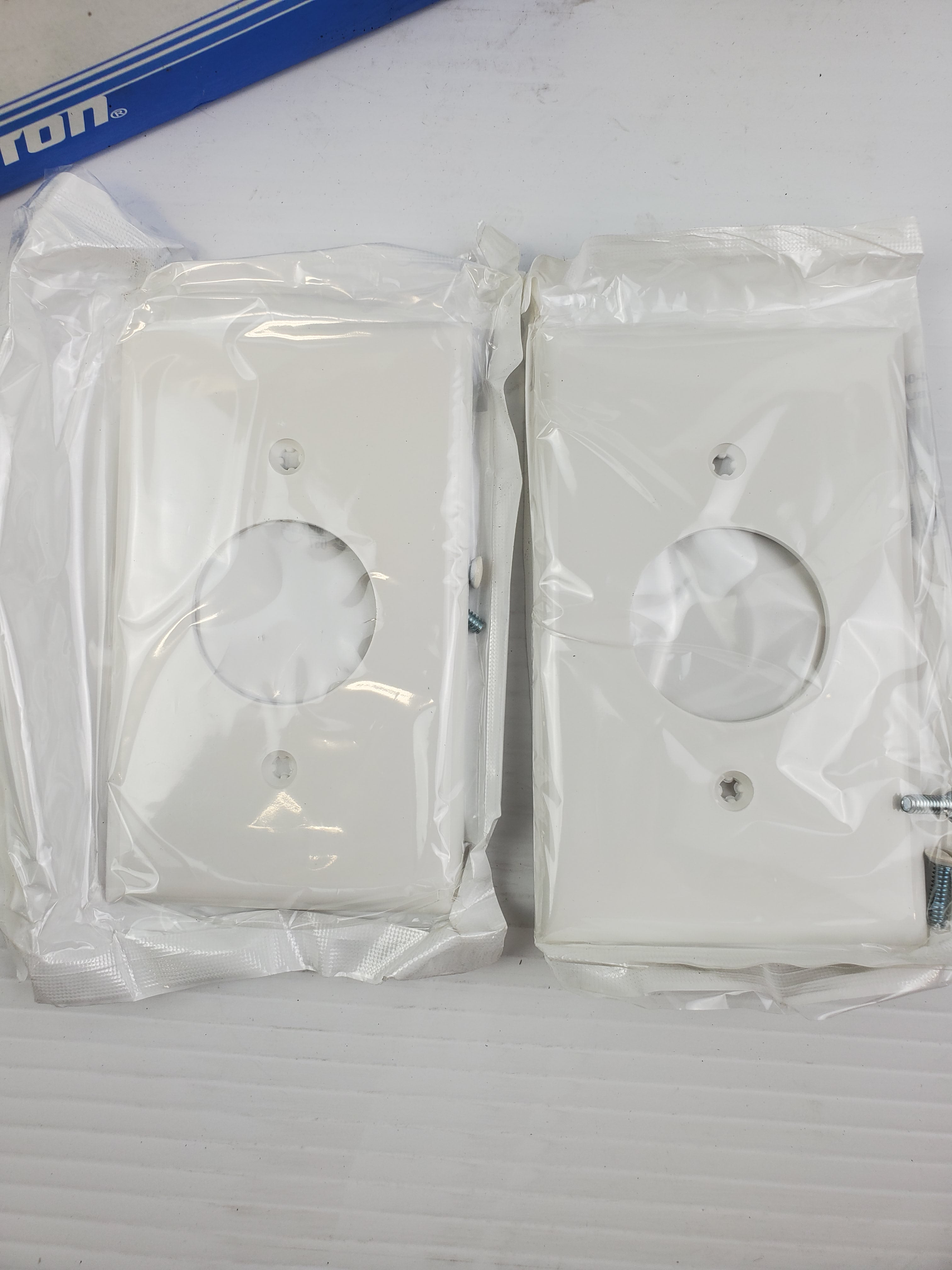 Leviton White Nylon Wall Plate With Captive Screw 80704-W (Box of 25) Lot of 2