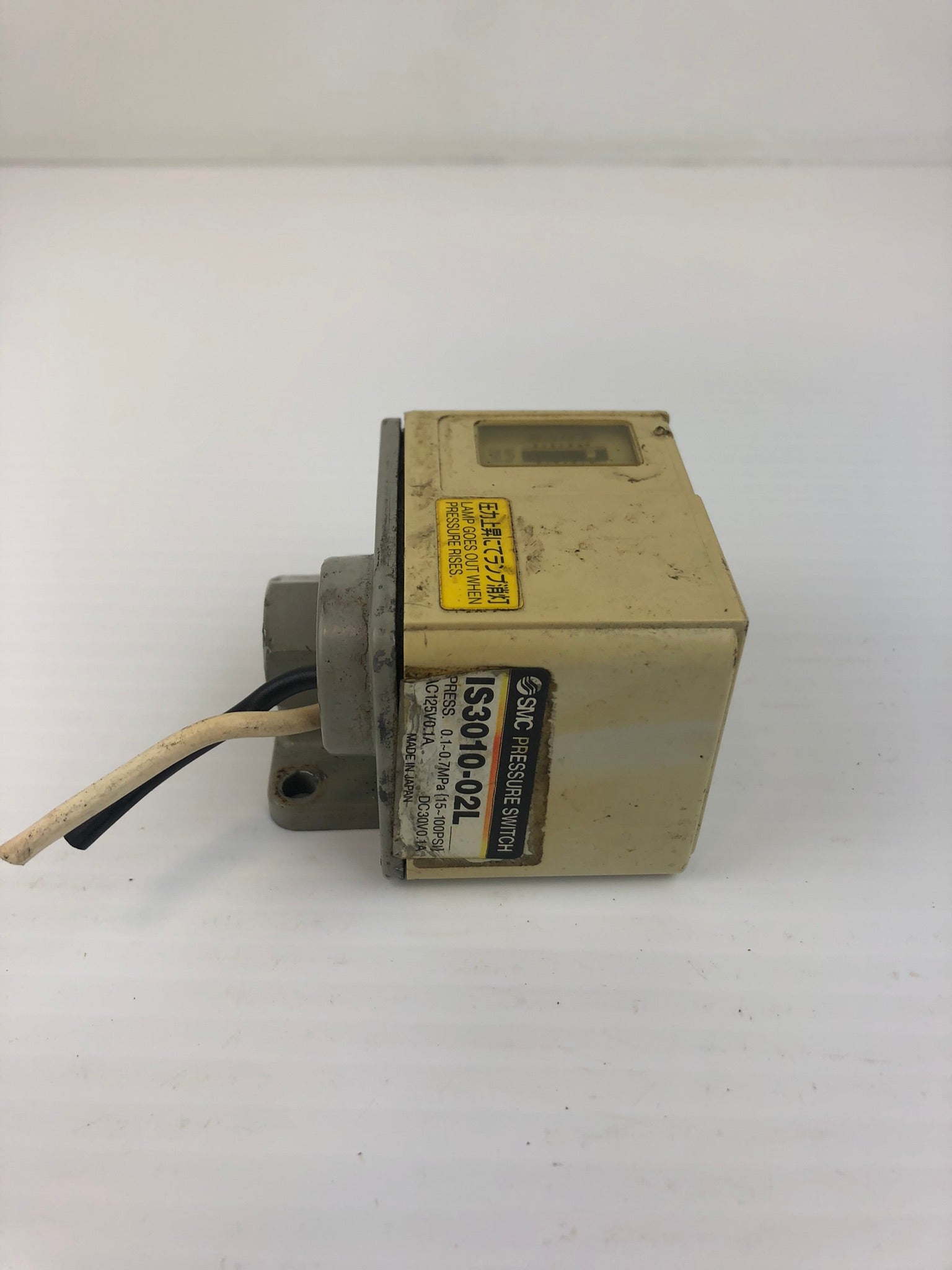 SMC IS3010-02L Pressure Switch Press 0.1~0.7MPa AC125V0.1A DC30V0.1A