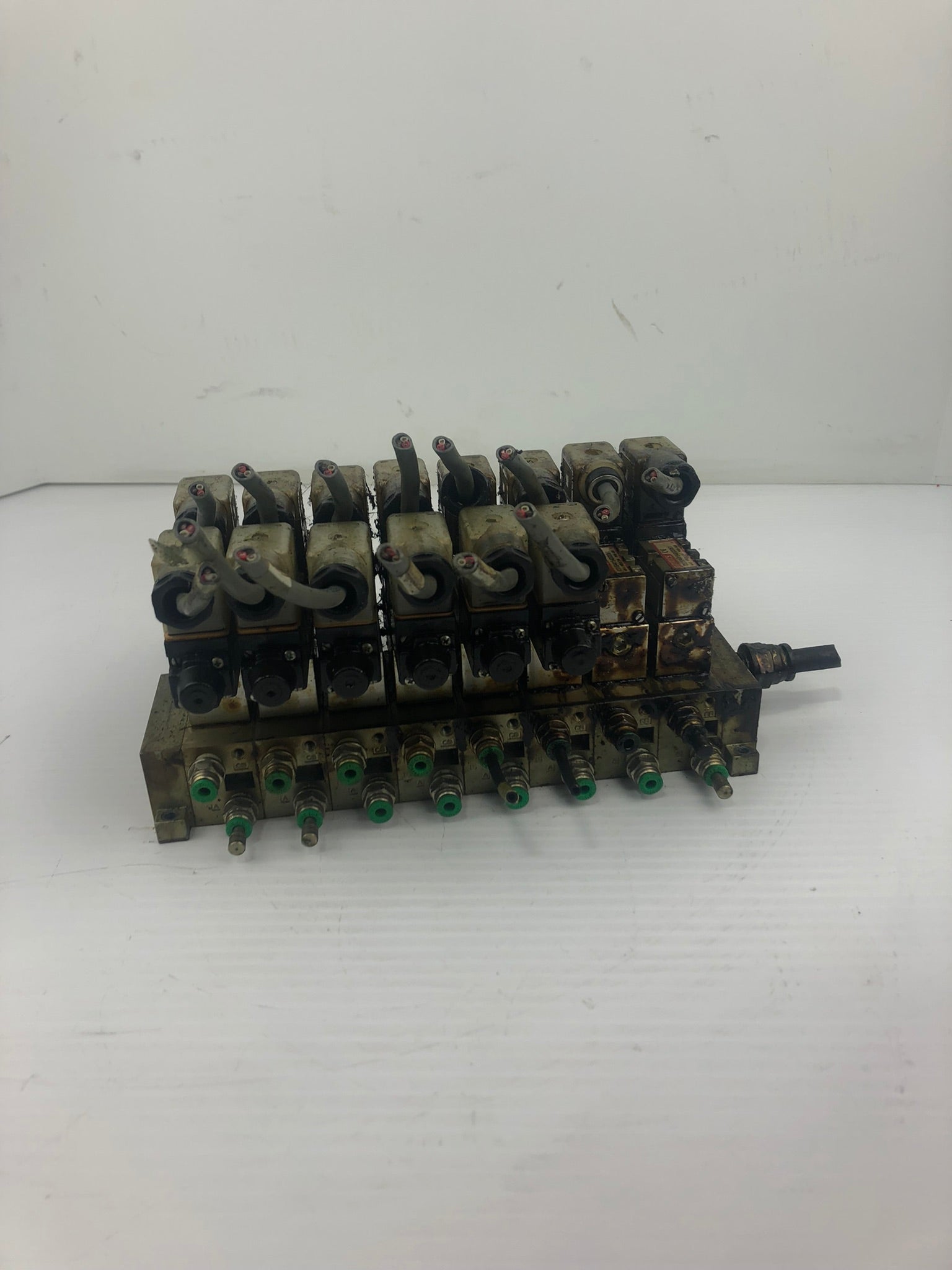 Numatics 031SA4154000061 Lot of 14 Solenoid Valves with Manifold
