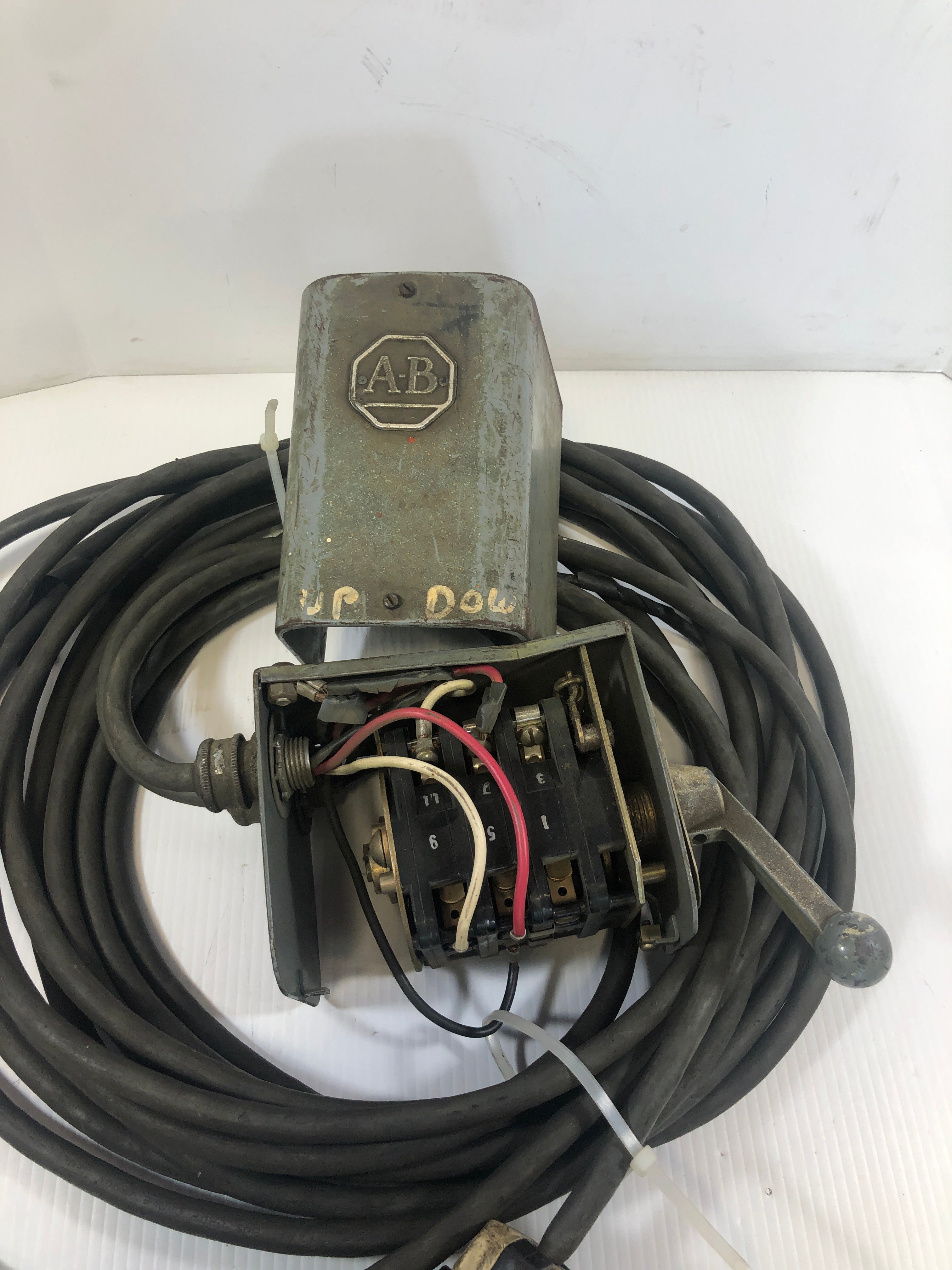 Allen-Bradley 350-BAV-B Reversing Drum Switch with Hubbell 21415B and Cable