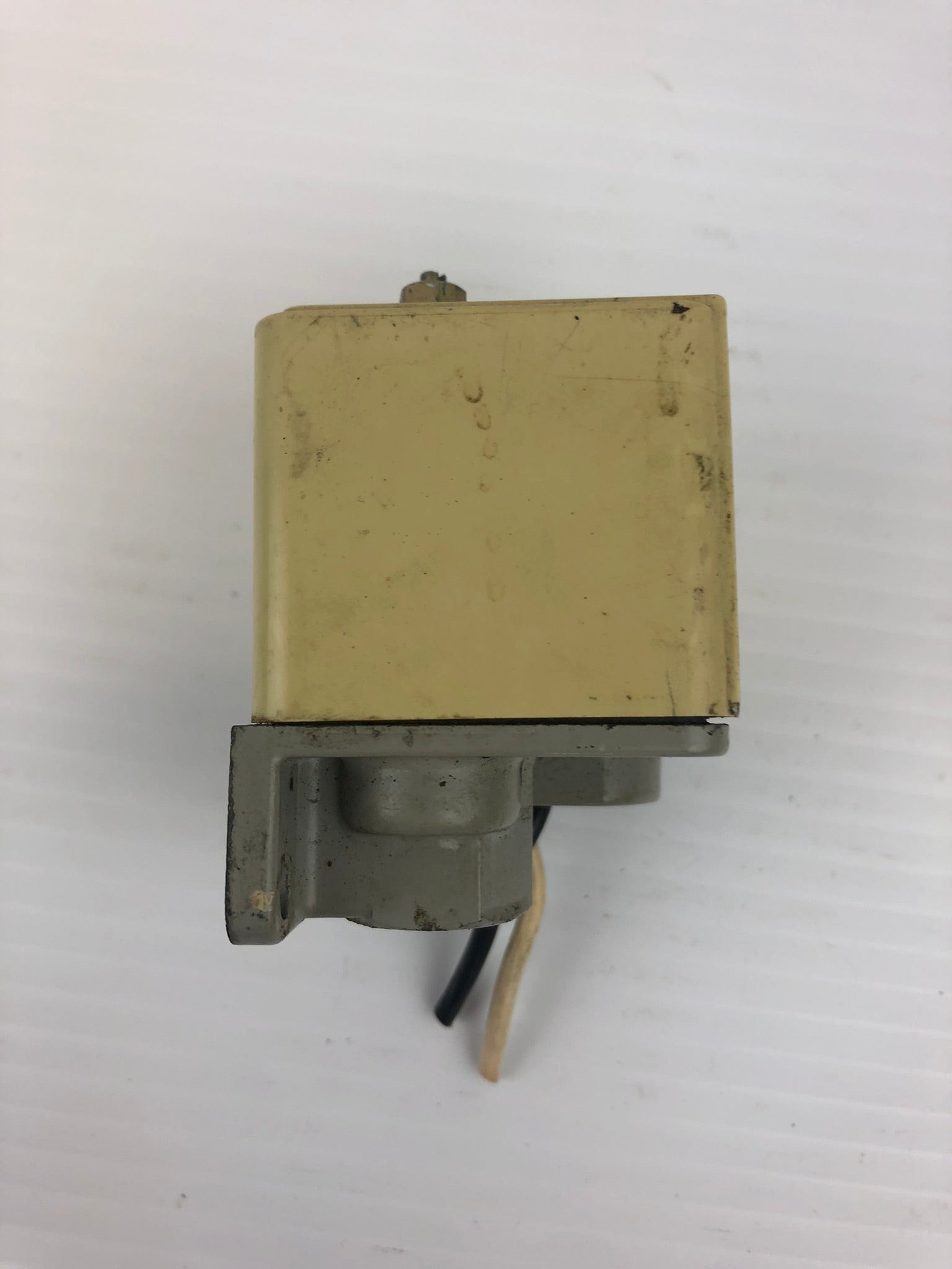 SMC IS3010-02L Pressure Switch Press 0.1~0.7MPa AC125V0.1A DC30V0.1A