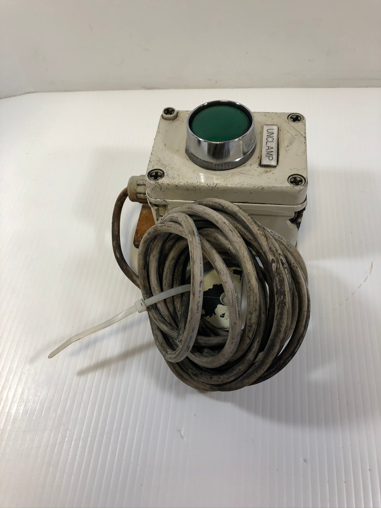 Industrial Push Button Switch Green "Unclamp" Pushbutton Right Mount with Cable