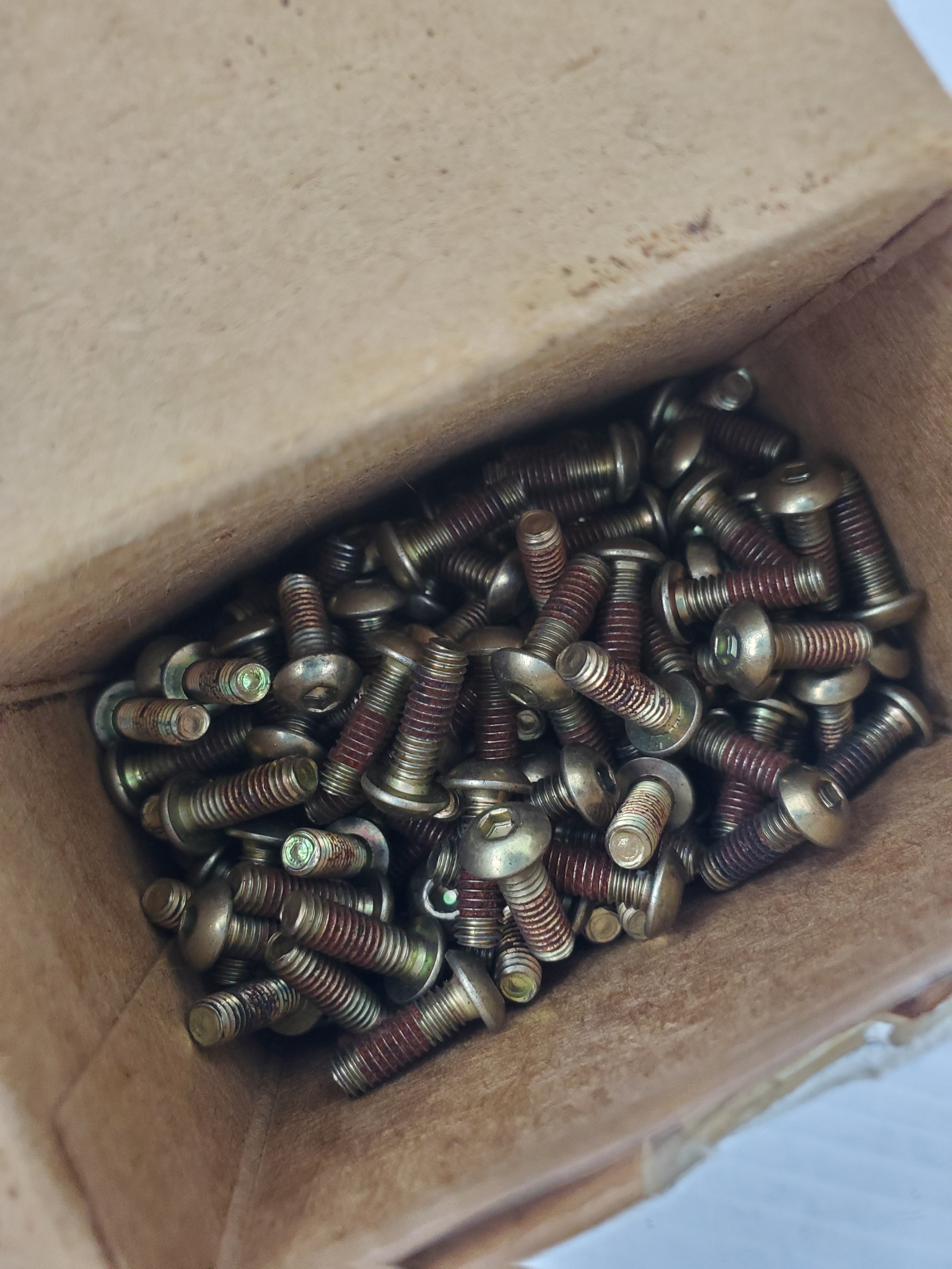 Box of 137688 1/4 x 7 12mm ZN/YEL SOC Hardware/Screws (Box of 250)
