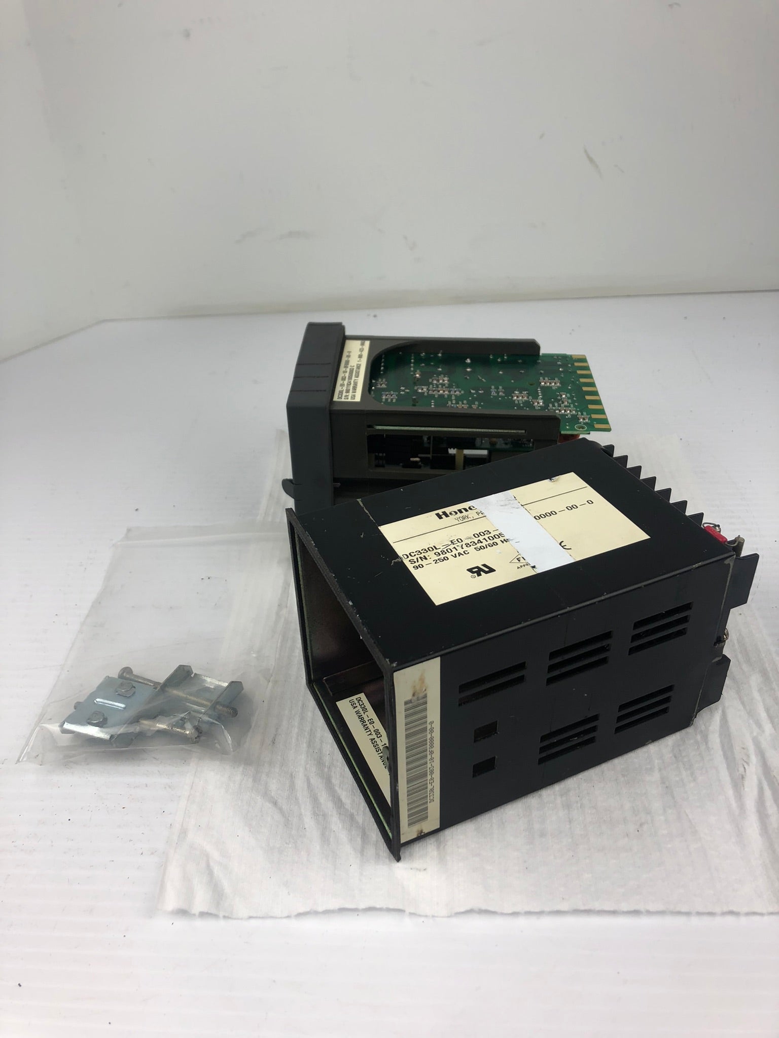 Honeywell DC330L-E0-003-10-0F0000-00-0 Versa Pro Controller