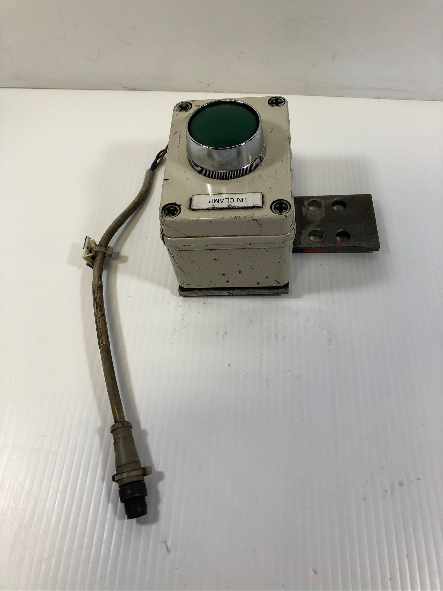 Industrial Push Button Switch Green "Un Clamp" Pushbutton Left Side Mount