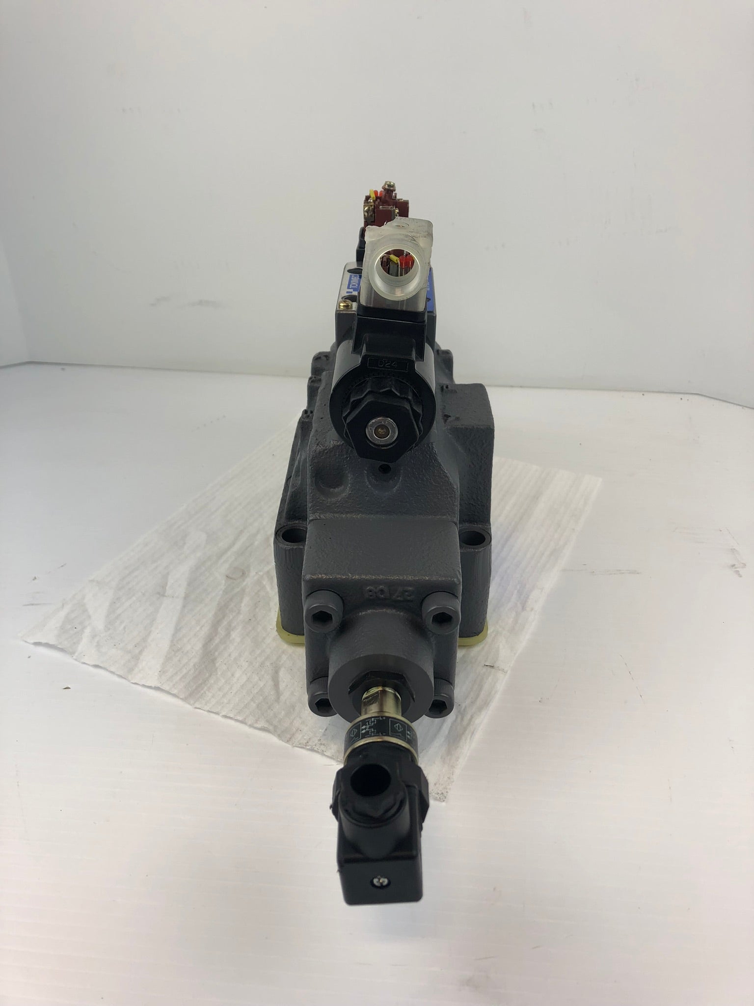 Tokimec DG5V-H8-6C-T-U7-H-82-JA786B Directional Control Valve