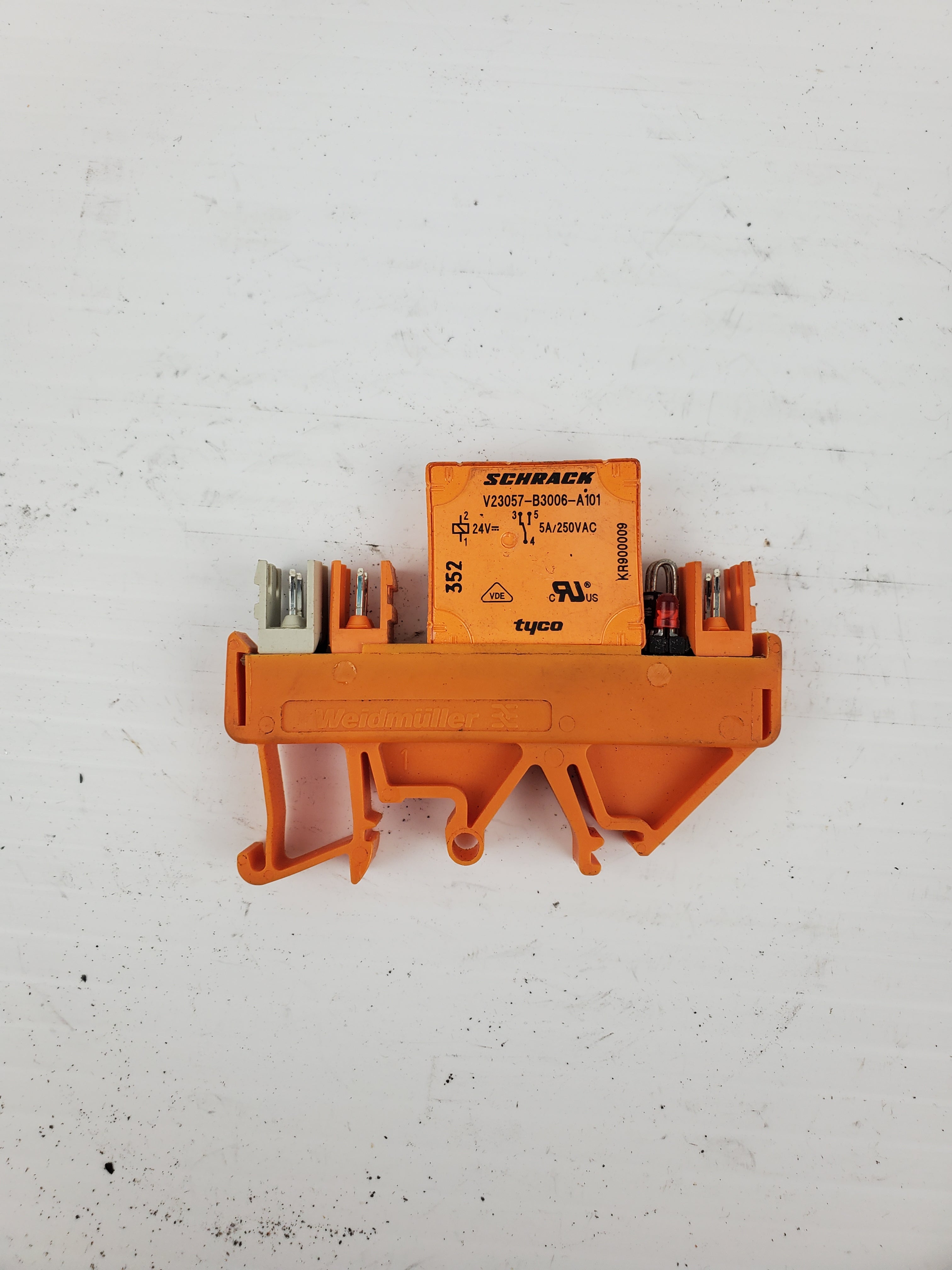 Schrack V23057-B3006-A101 Relay With Base 110022 RS30 24V