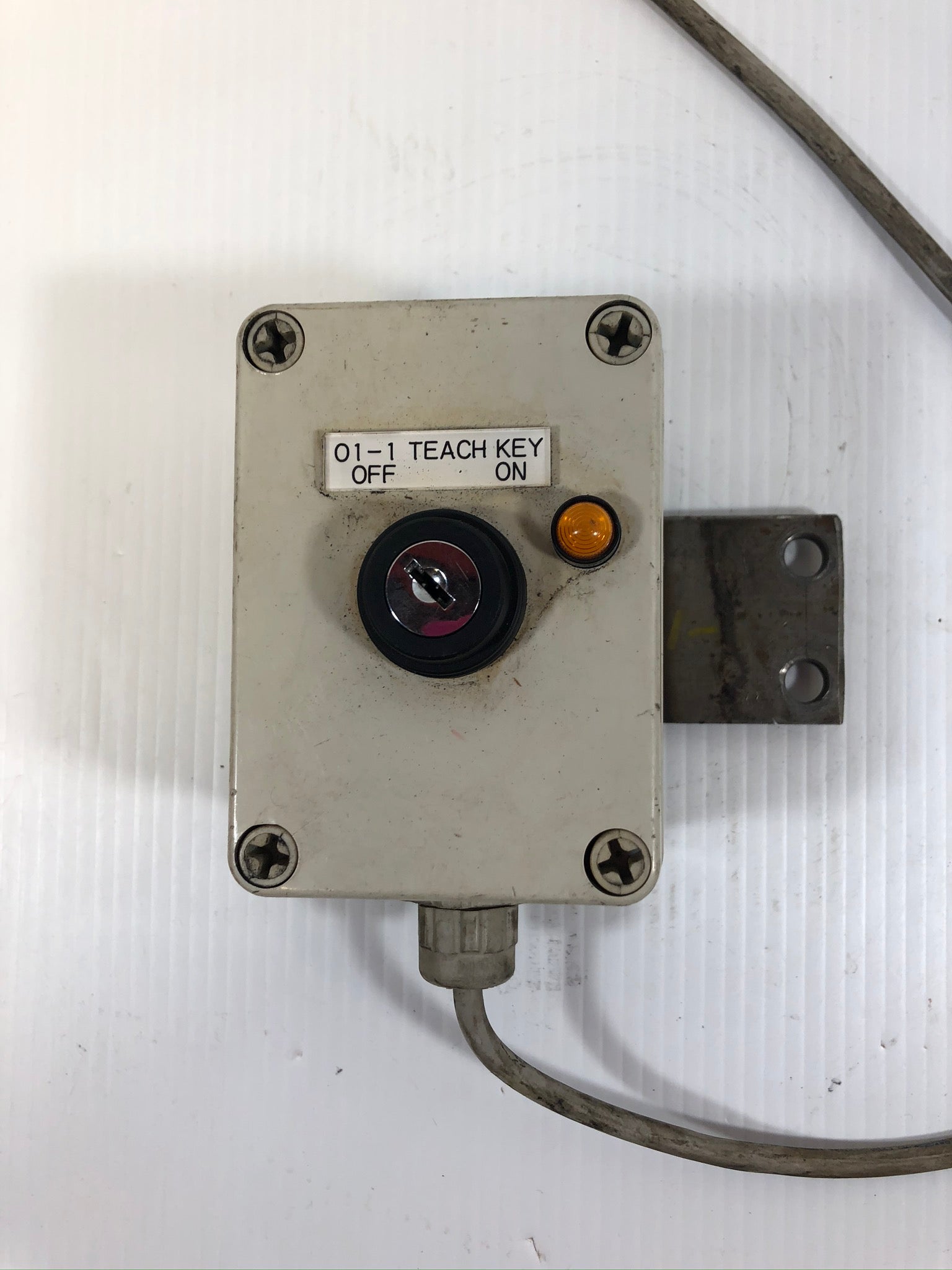 Industrial Safety Teach Key On/Off Lock Switch w/ Right Mount KRL-45/CM Cable