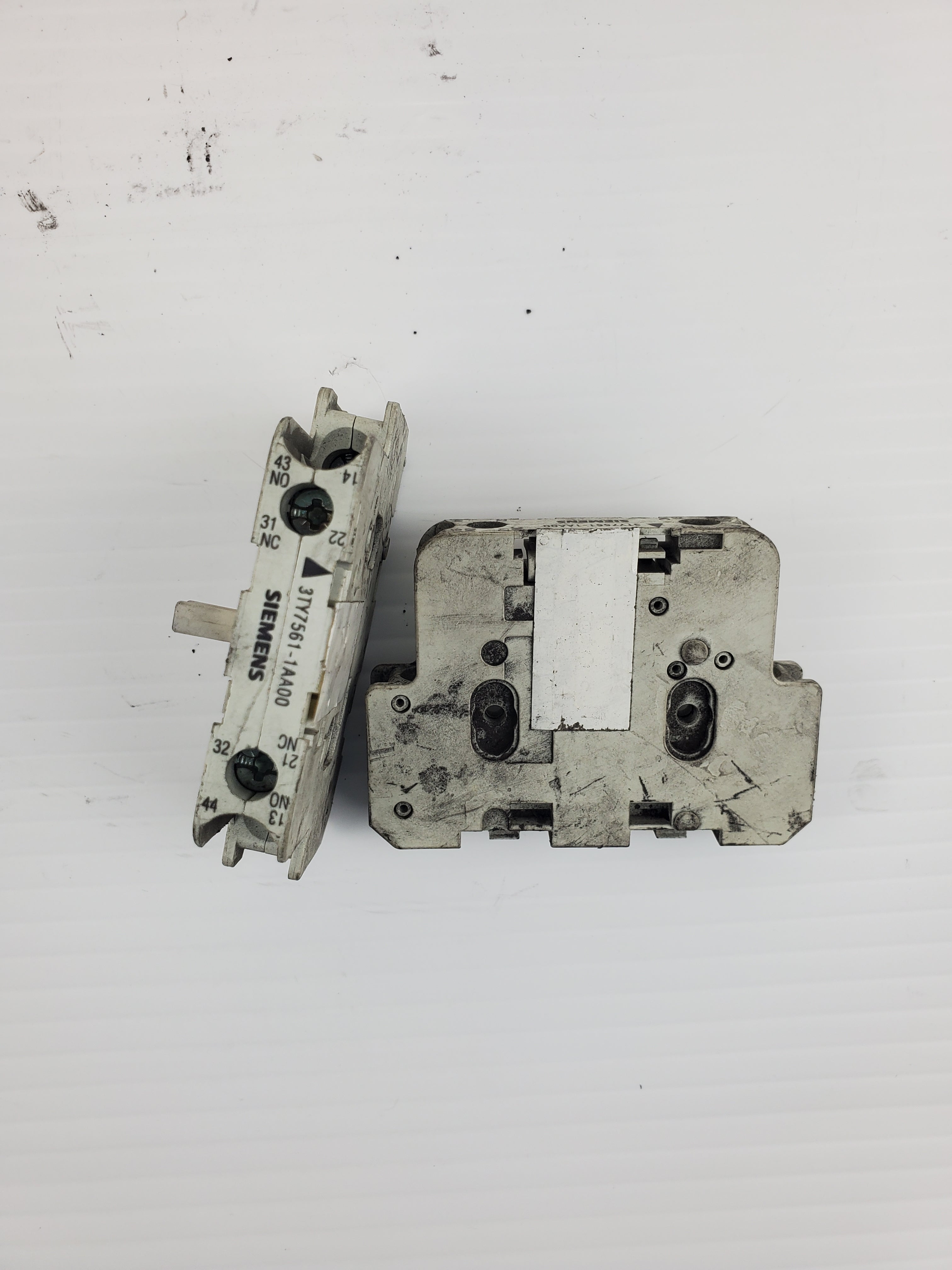 Siemens 3TY7561-1AA00 Auxiliary Contact Switch Block Screw Terminal (Lot of 2)