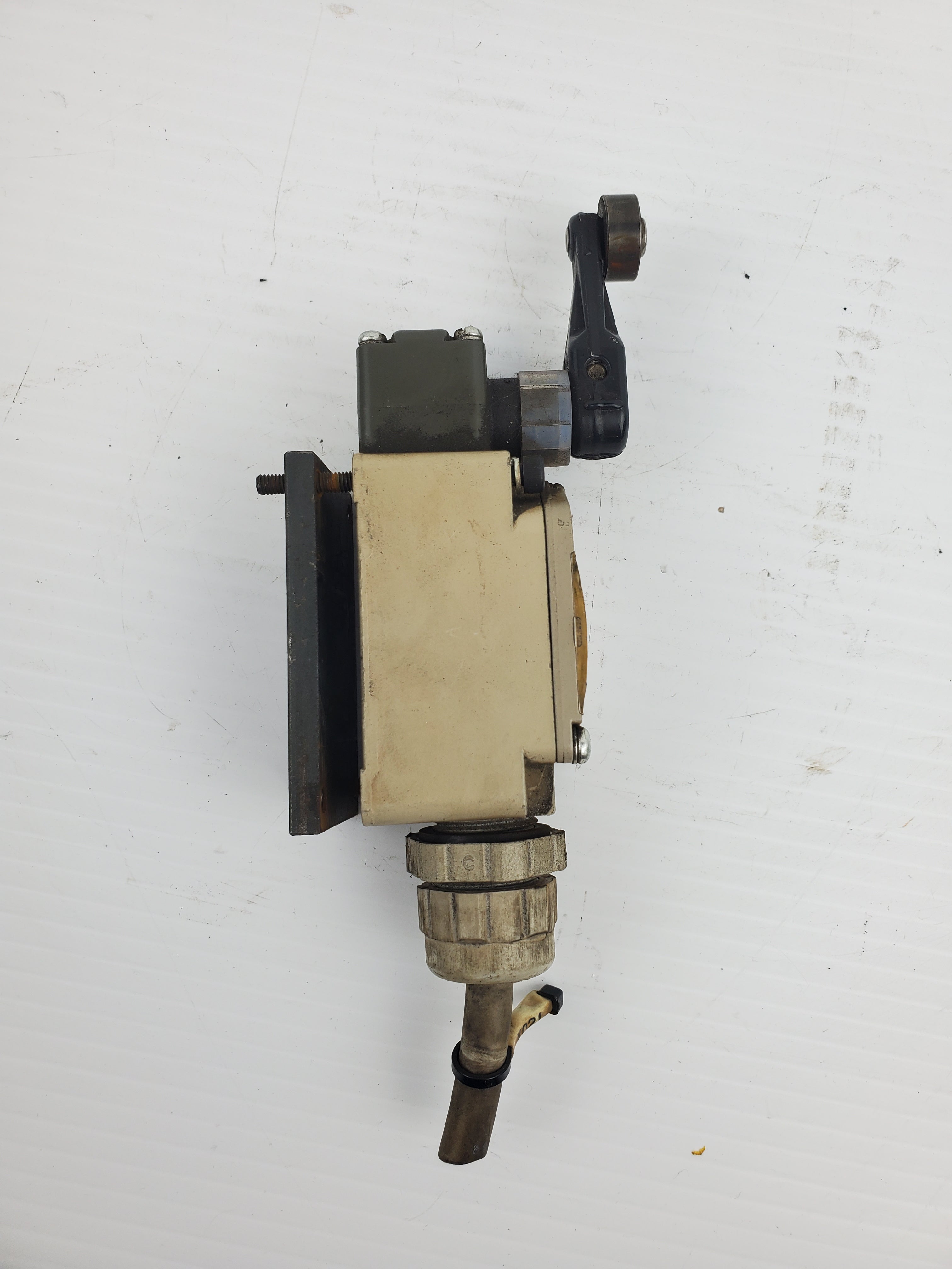 Omron WLCA2-LD Limit Switch 10A 115VAC 0.8A 115VDC