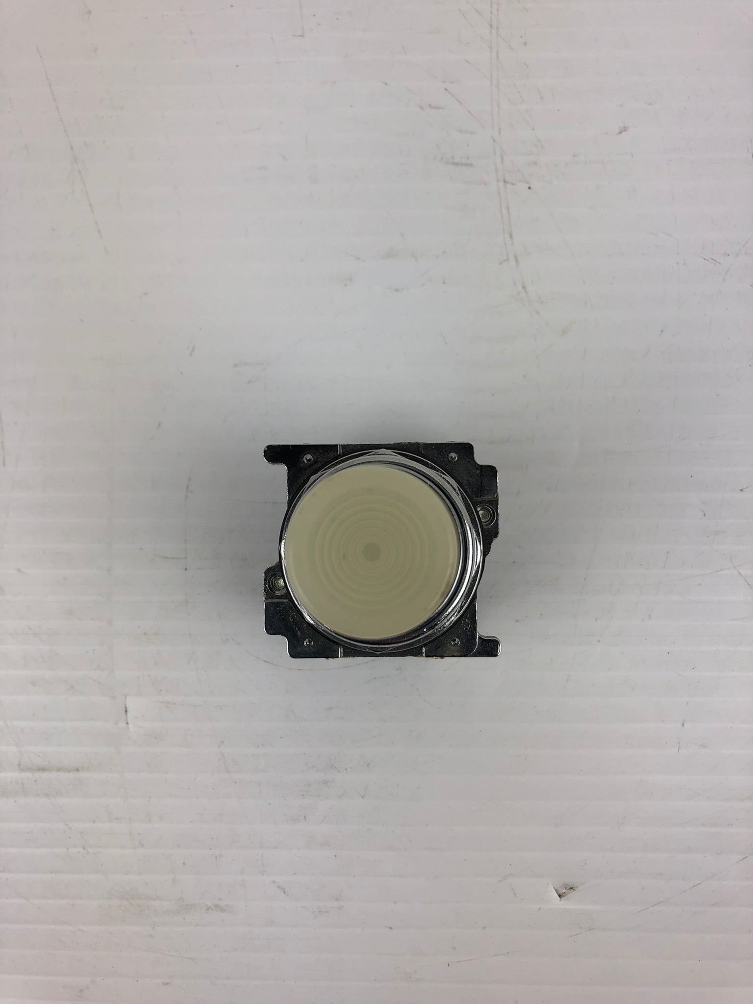Cutler-Hammer 10250T/91000T Lighted White Indicator Push Button 250 Volt Max