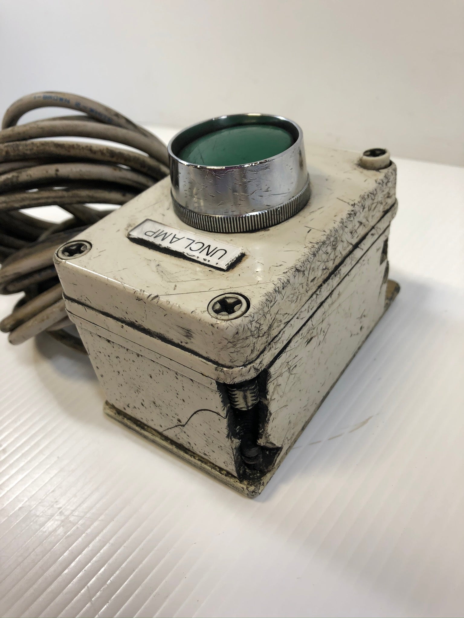 Industrial Push Button Switch Green "Unclamp" Pushbutton Right Mount with Cable